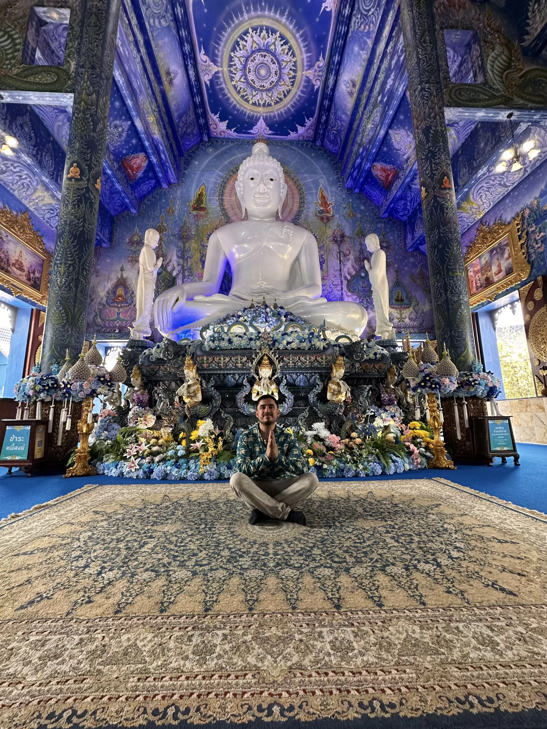 Interior del templo azul en Chiang Mai