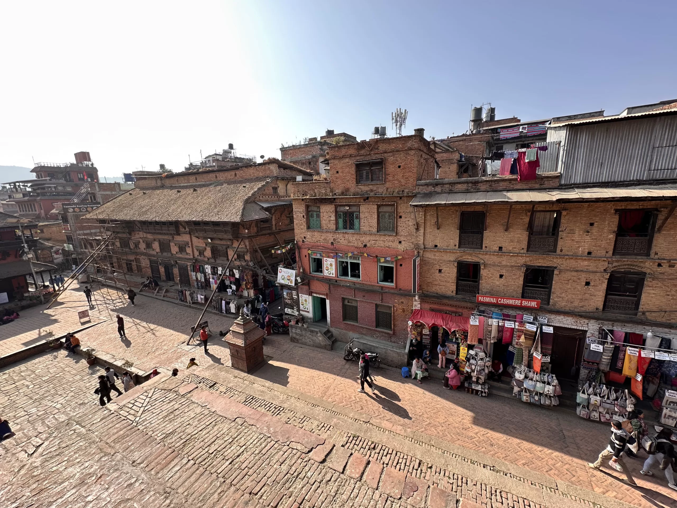 Caminar por las calles de la plaza durbar en Bhaktapur