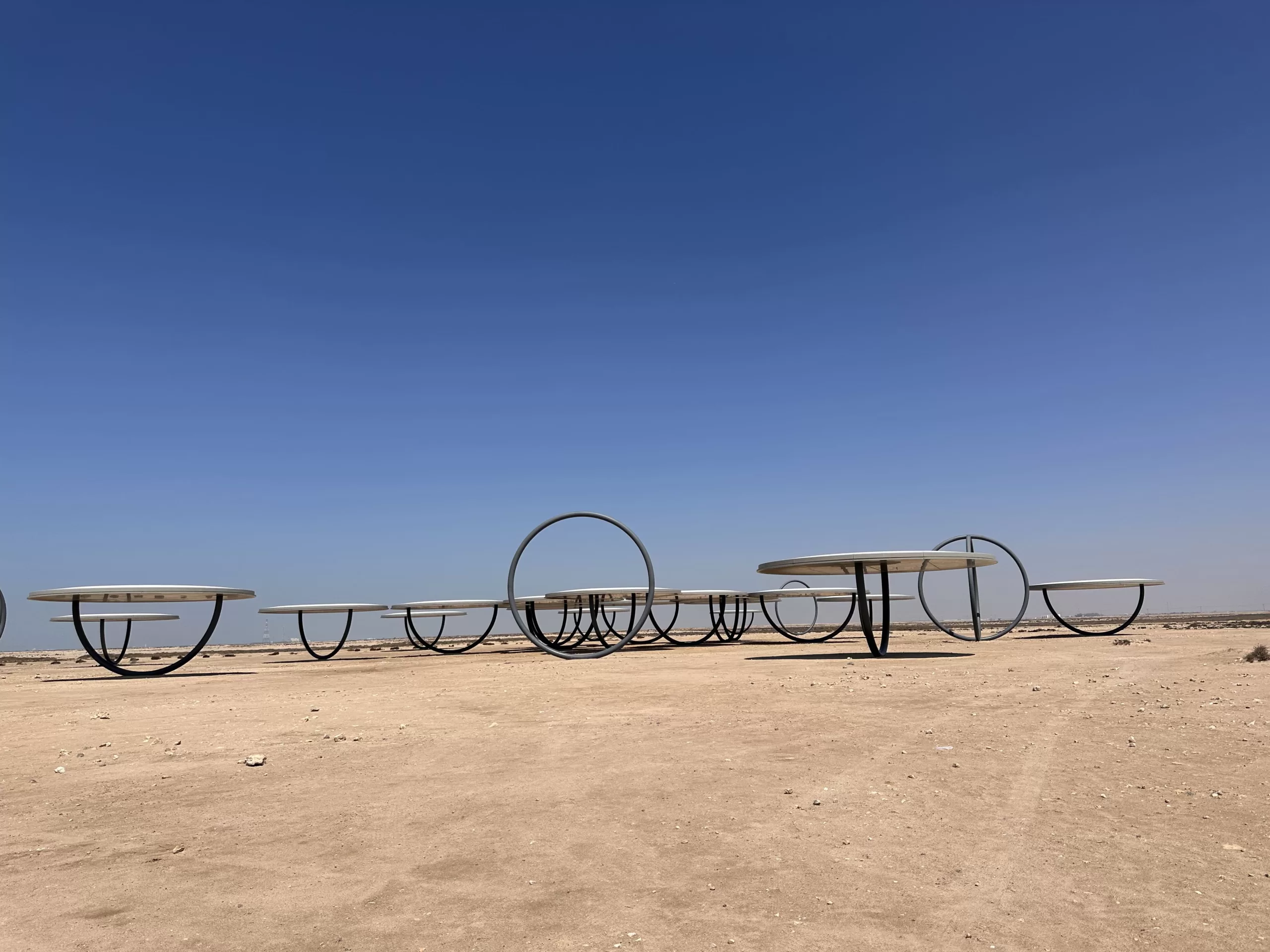 Estatua de las Sombras viajando en el mar del día de Olafur