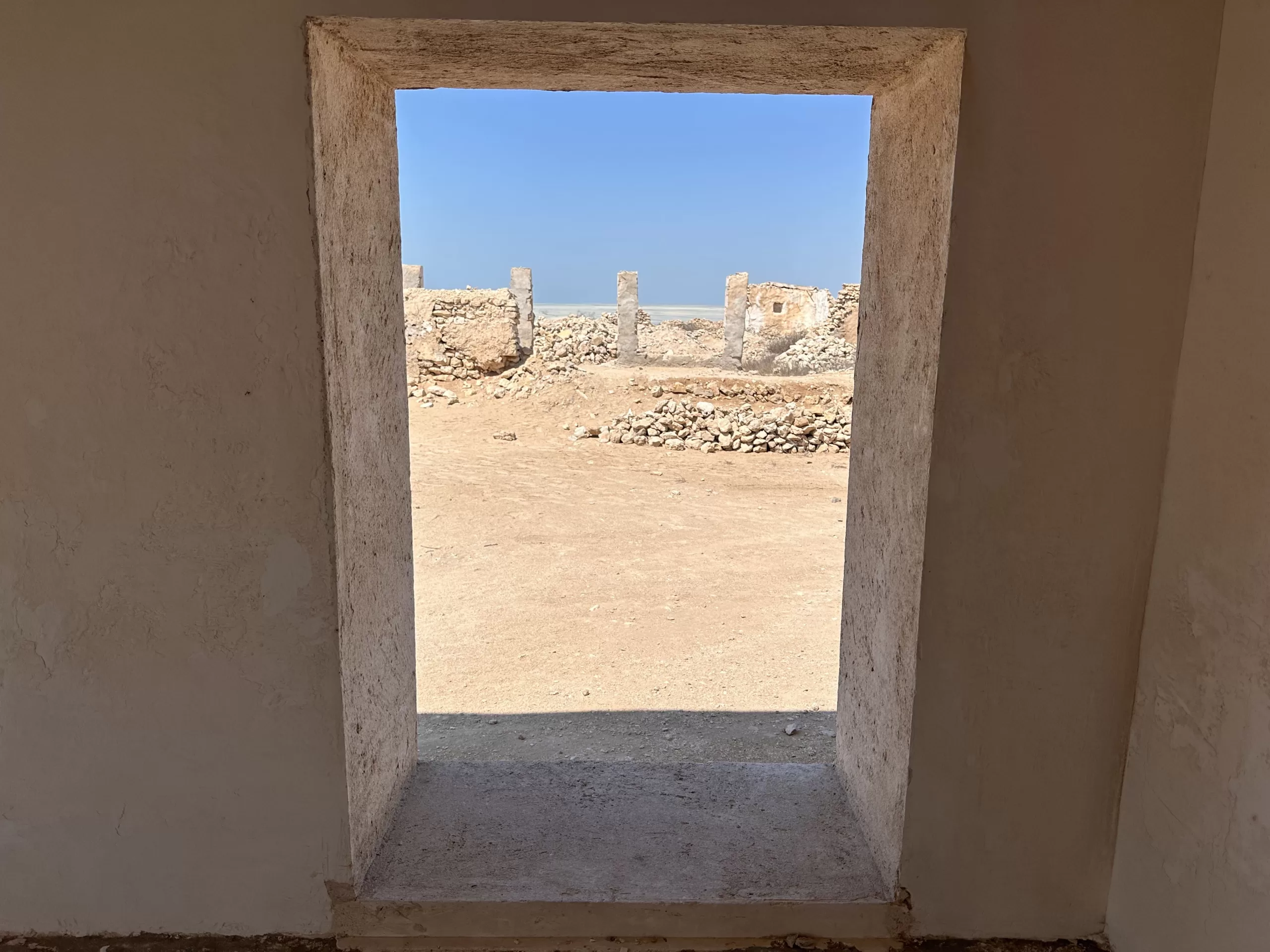 Visitando las ruinas en el norte de Catar