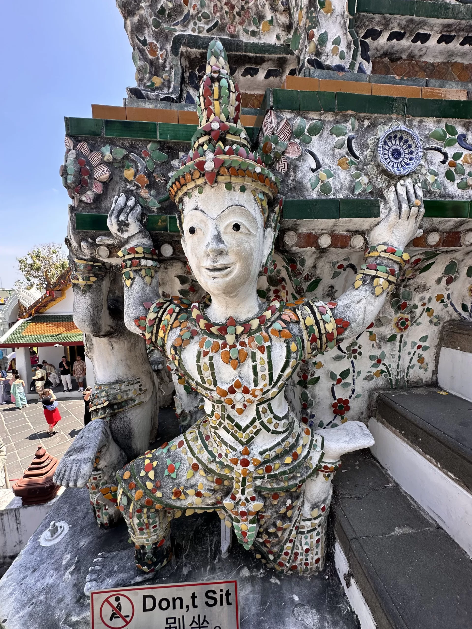 Las estatuas de demonios y guerreros
