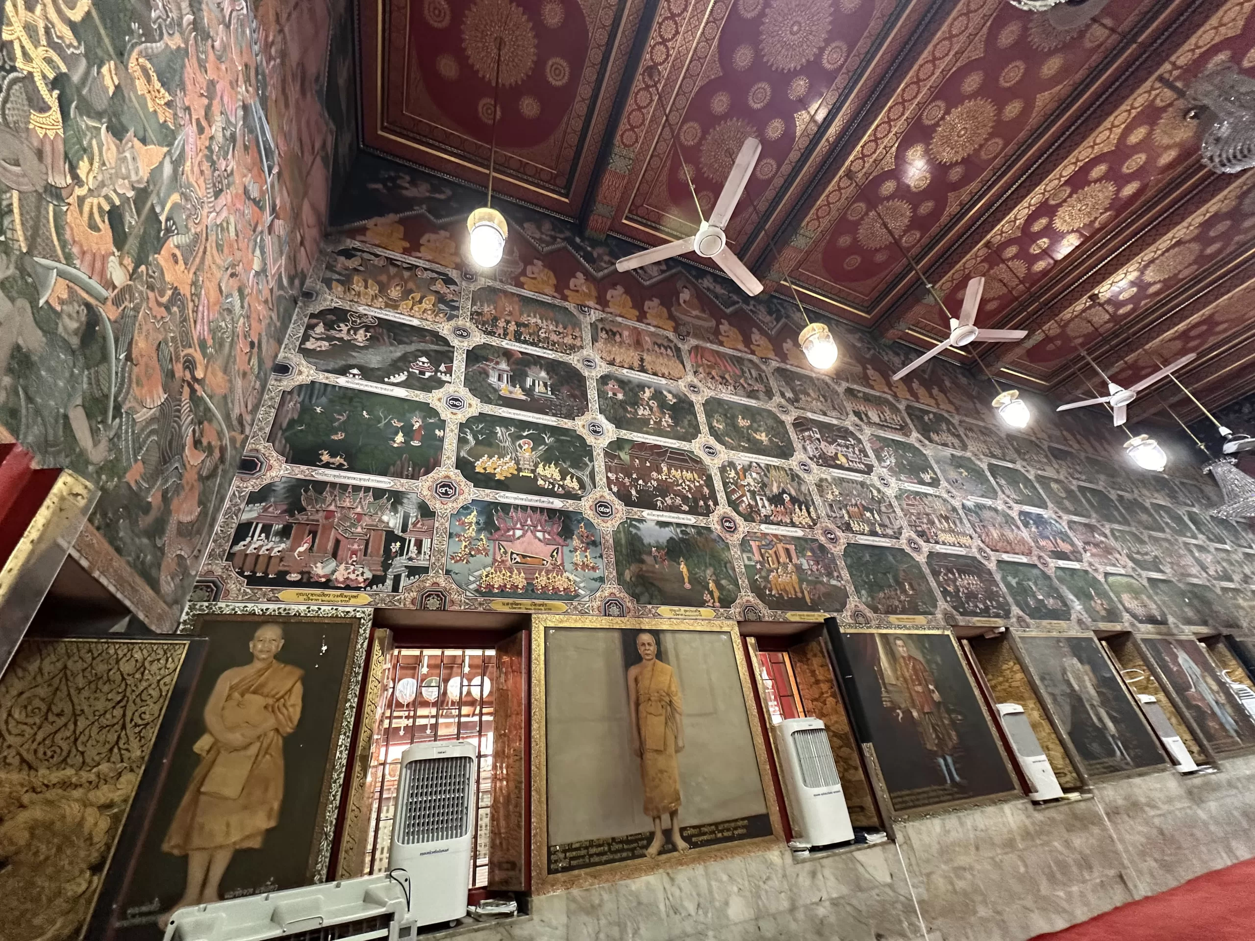 Interior del templo en la ciudad de Bangkok