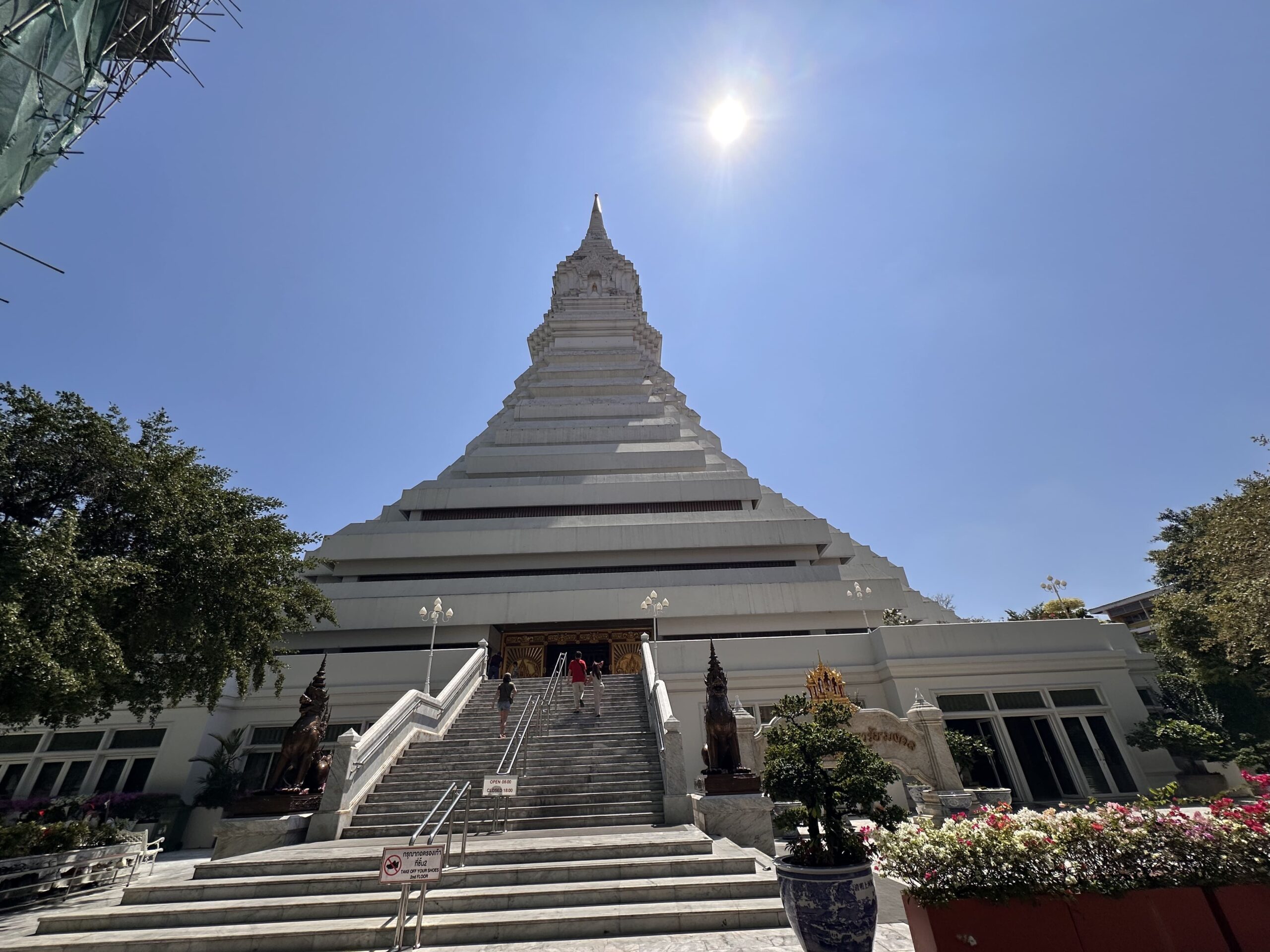 Visitar el templo de Wat Paknam Bhasicharoen en Bangkok