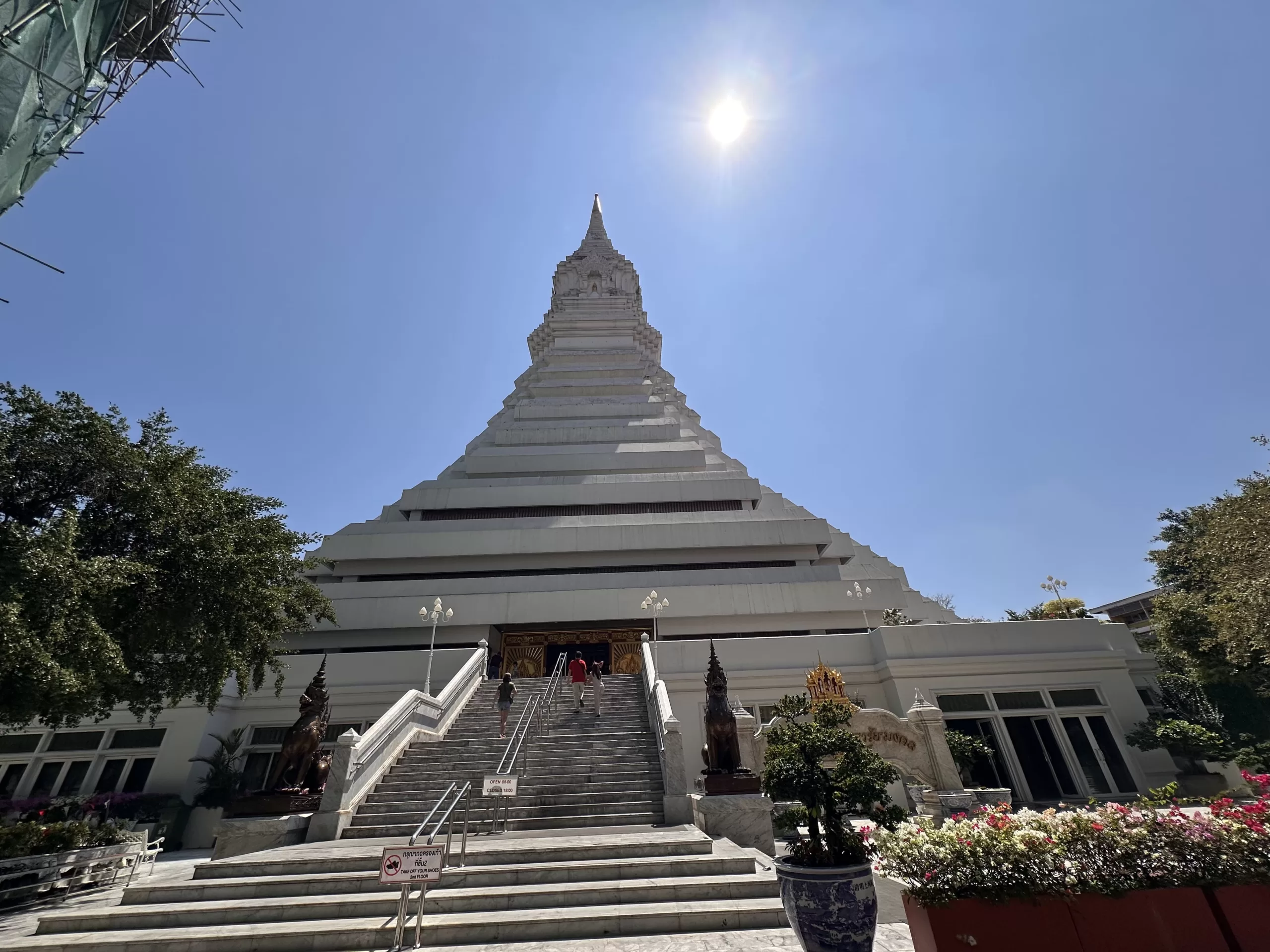 Visitar el templo de Wat Paknam Bhasicharoen en Bangkok