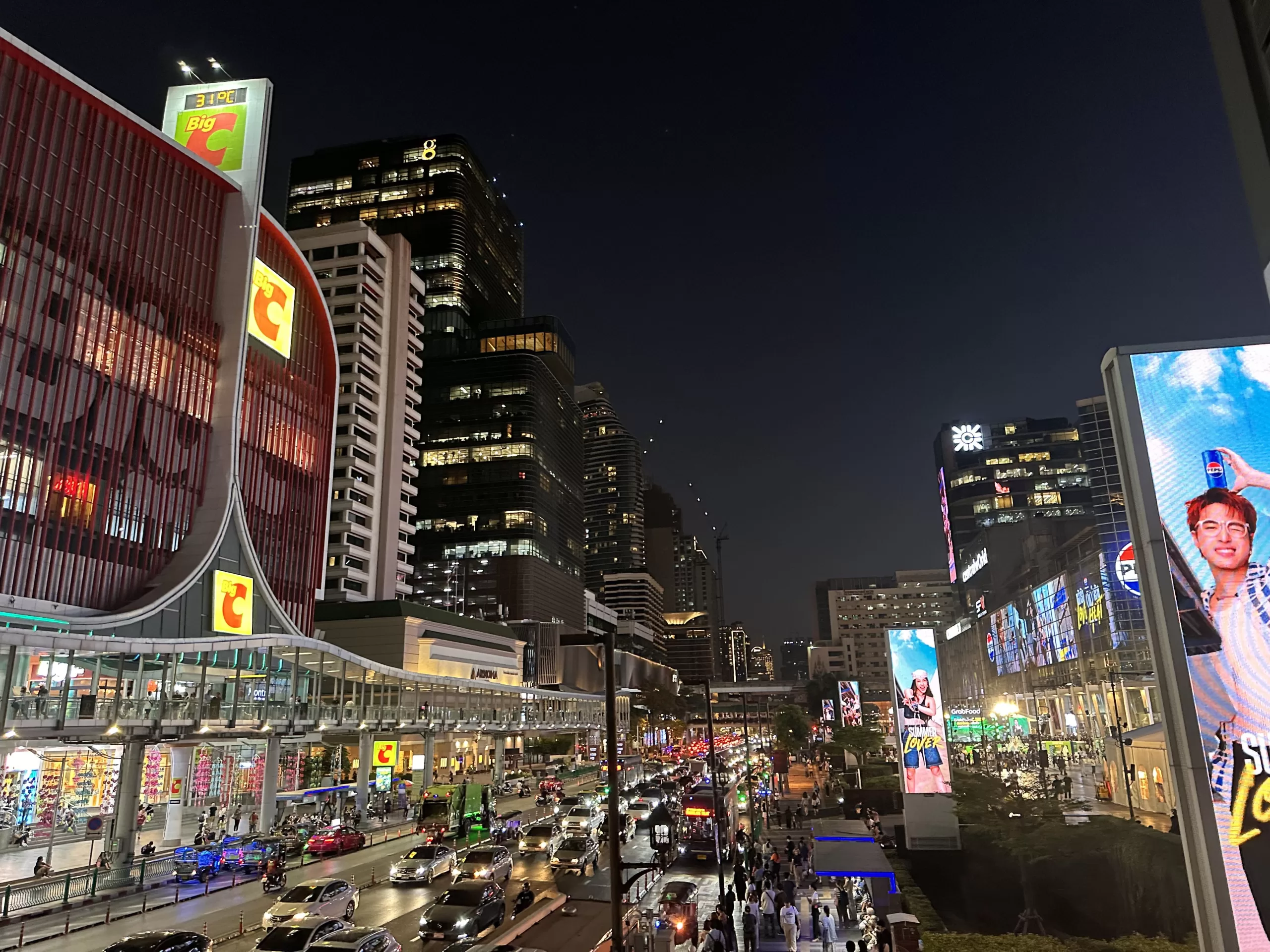 Visita los Edificios Modernos de Bangkok durante la noche