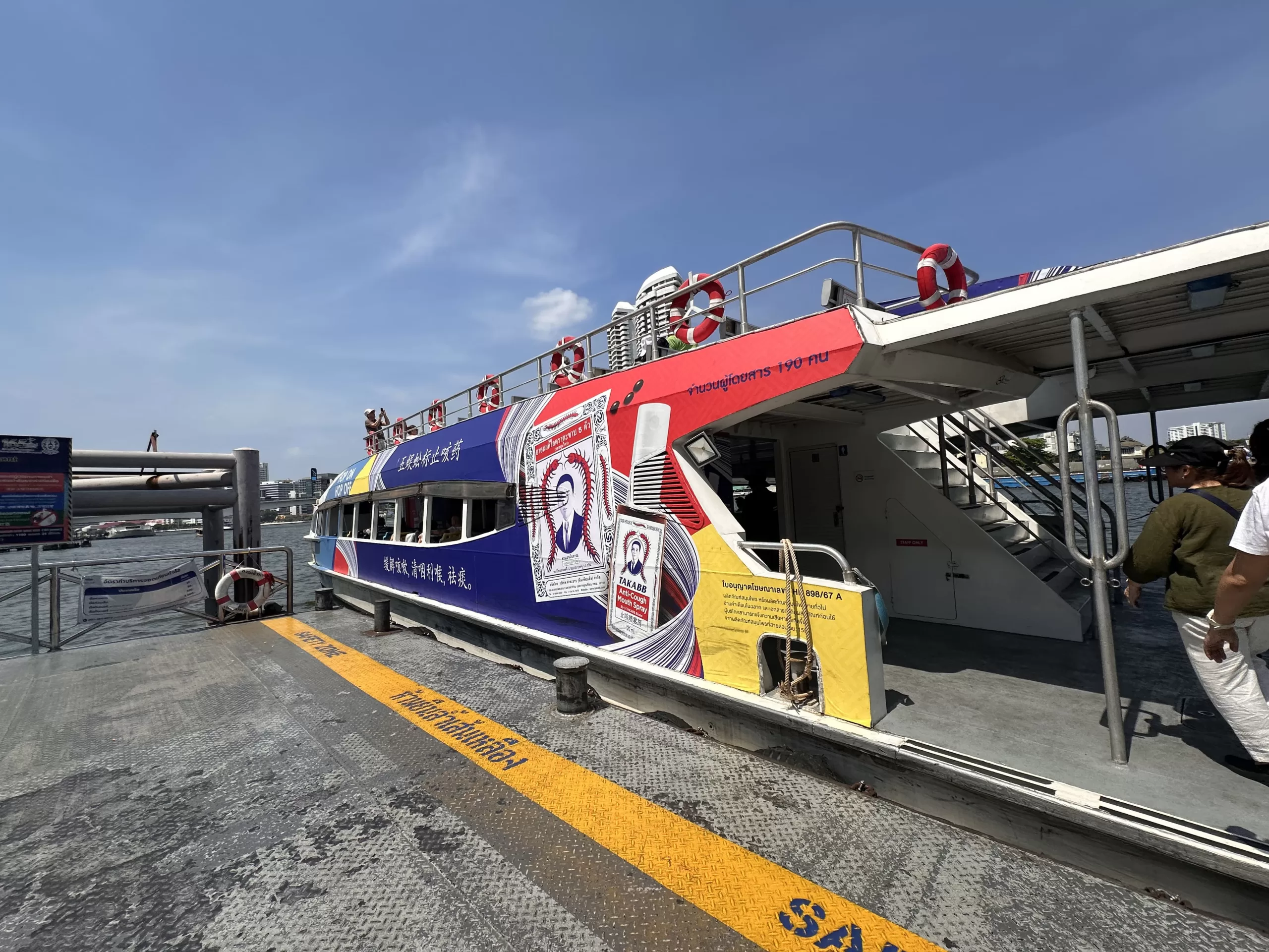 Ferry por el río de Bangkok