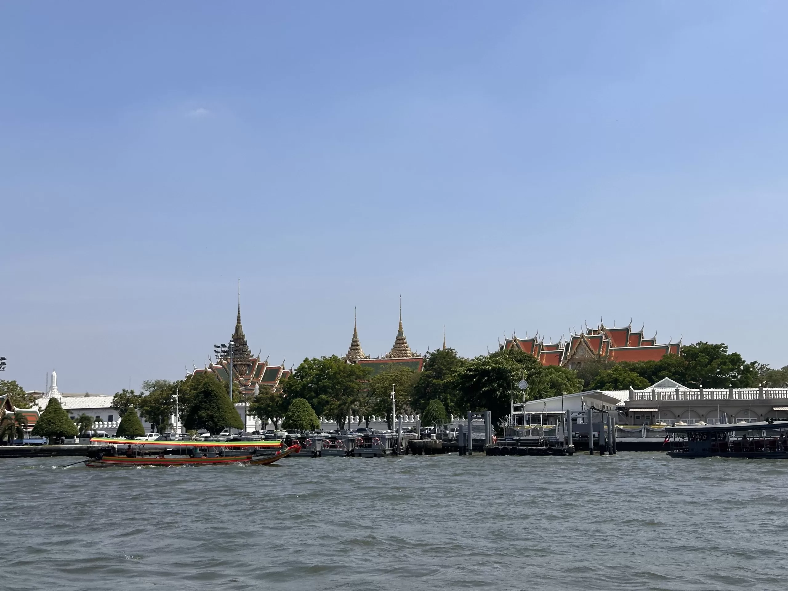 Viajar en un bote por el río Chao Phraya
