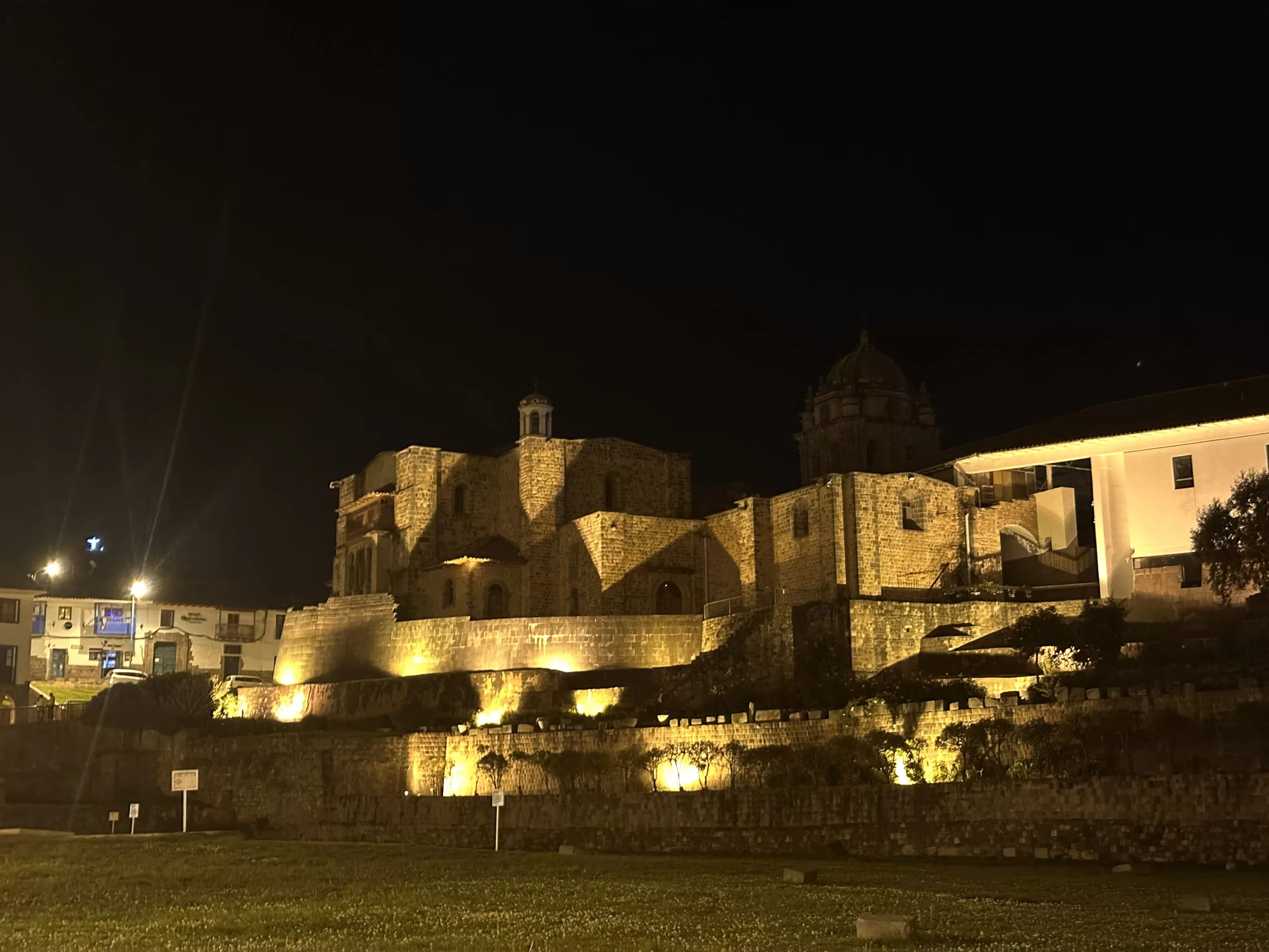 Qorocancha en la noche