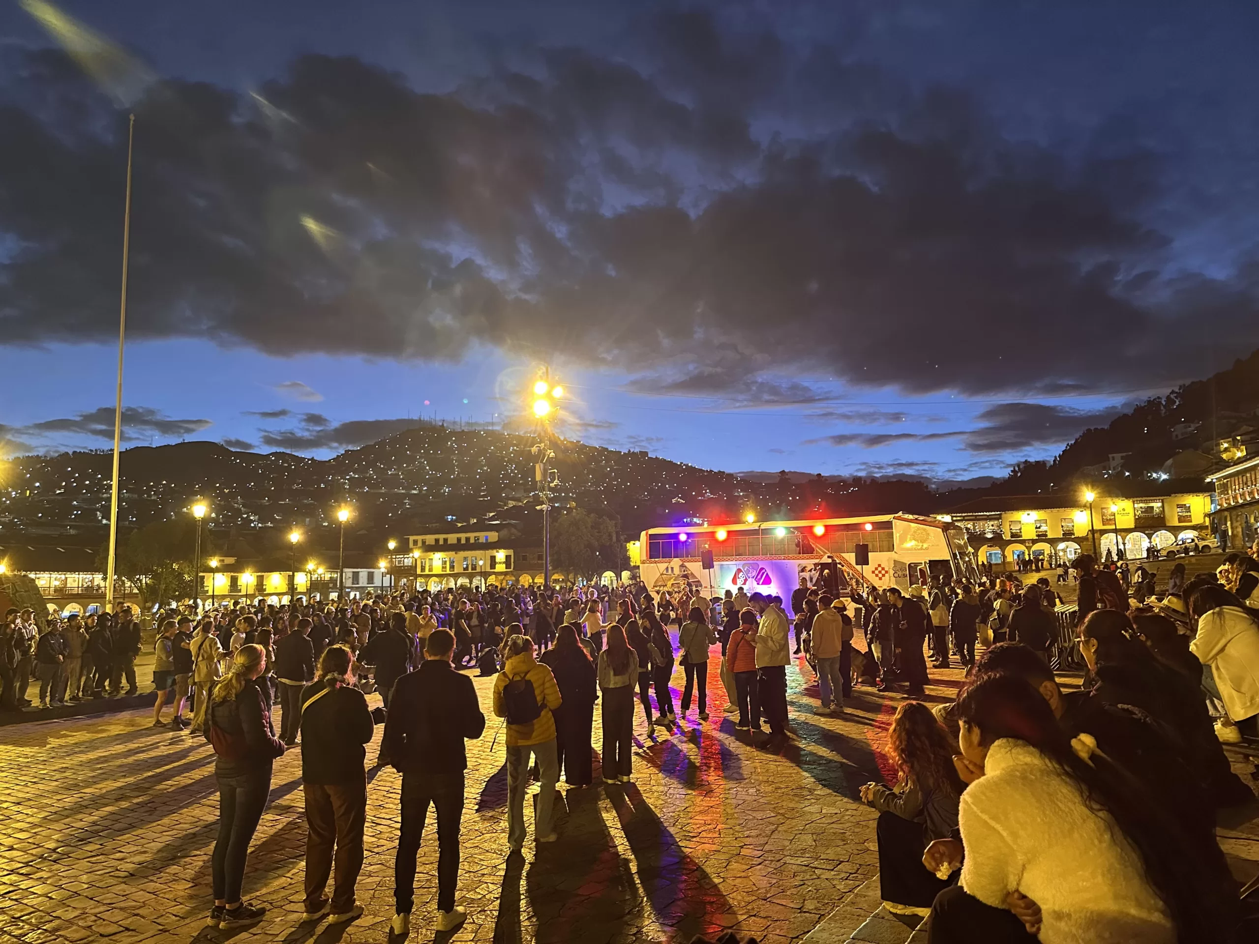 Baile en la Plaza de Armas de Cusco
