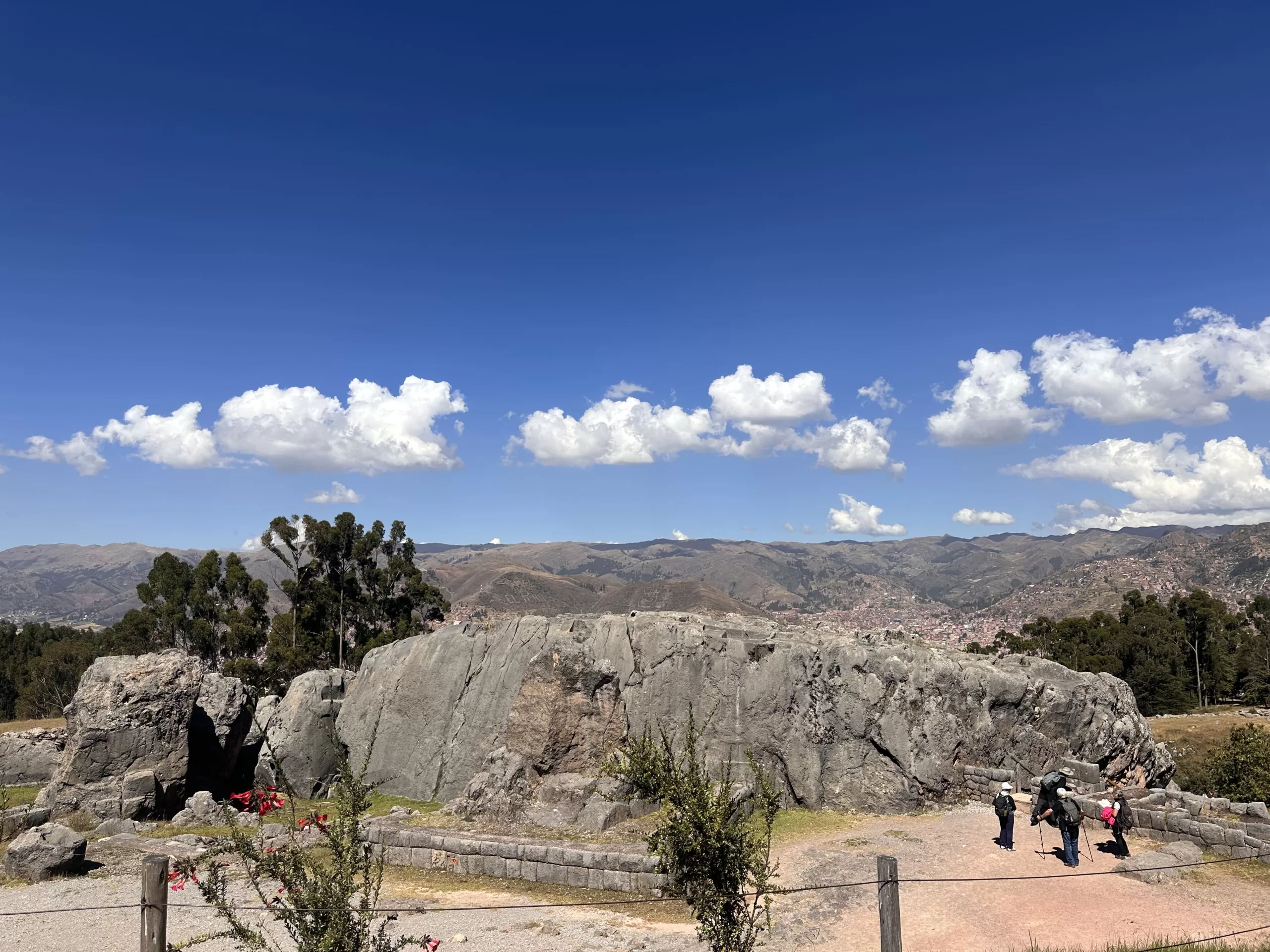 Rocas gigantes en las afueras de Cuzco