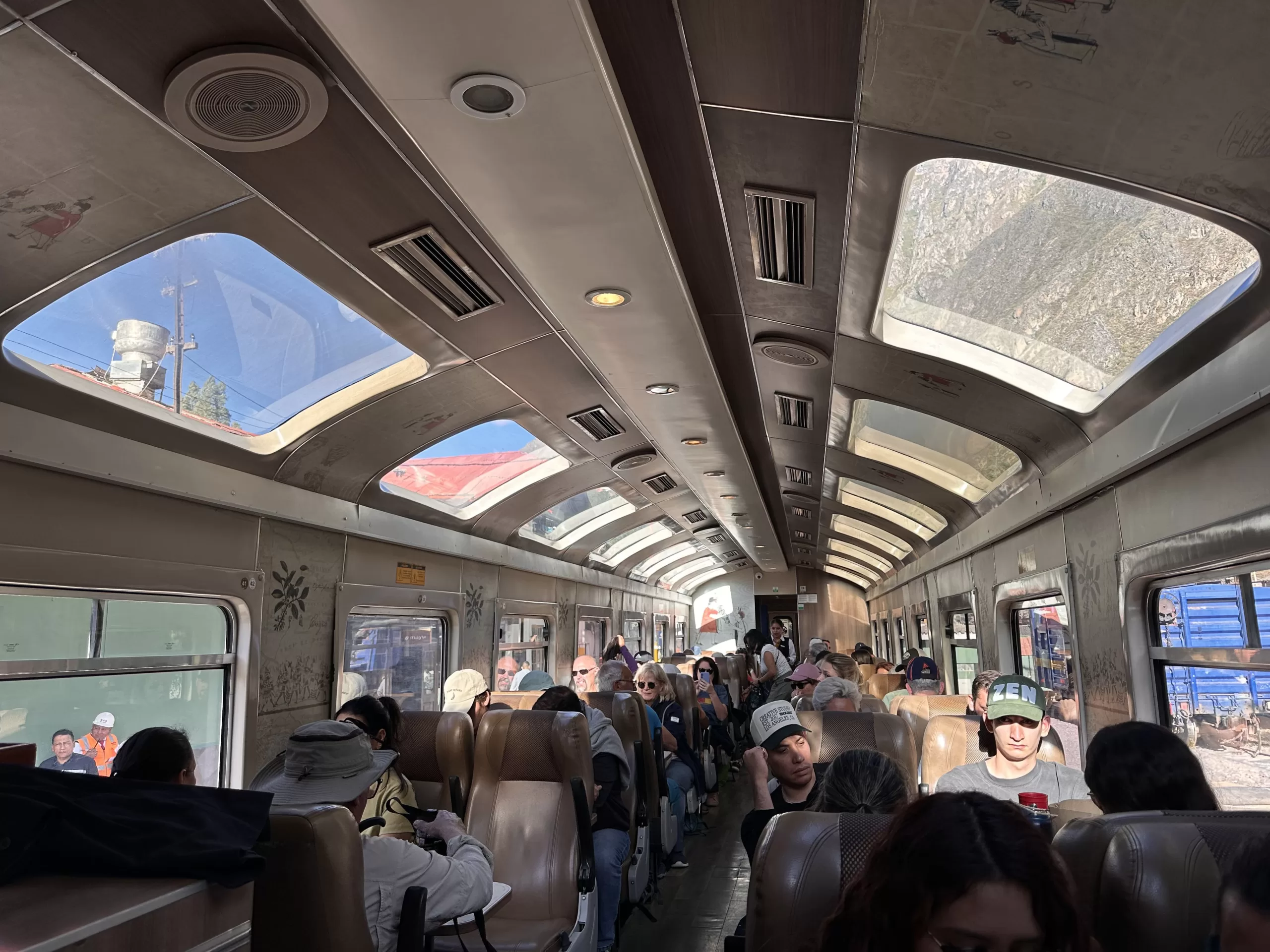 Interior del tren de Cusco a Aguas Calientes