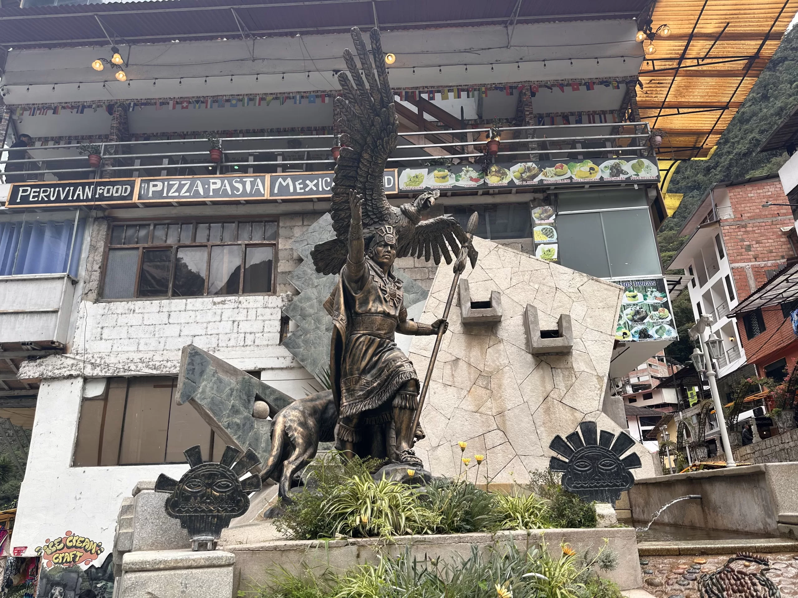 Estatuas por la ciudad de Aguas Calientes