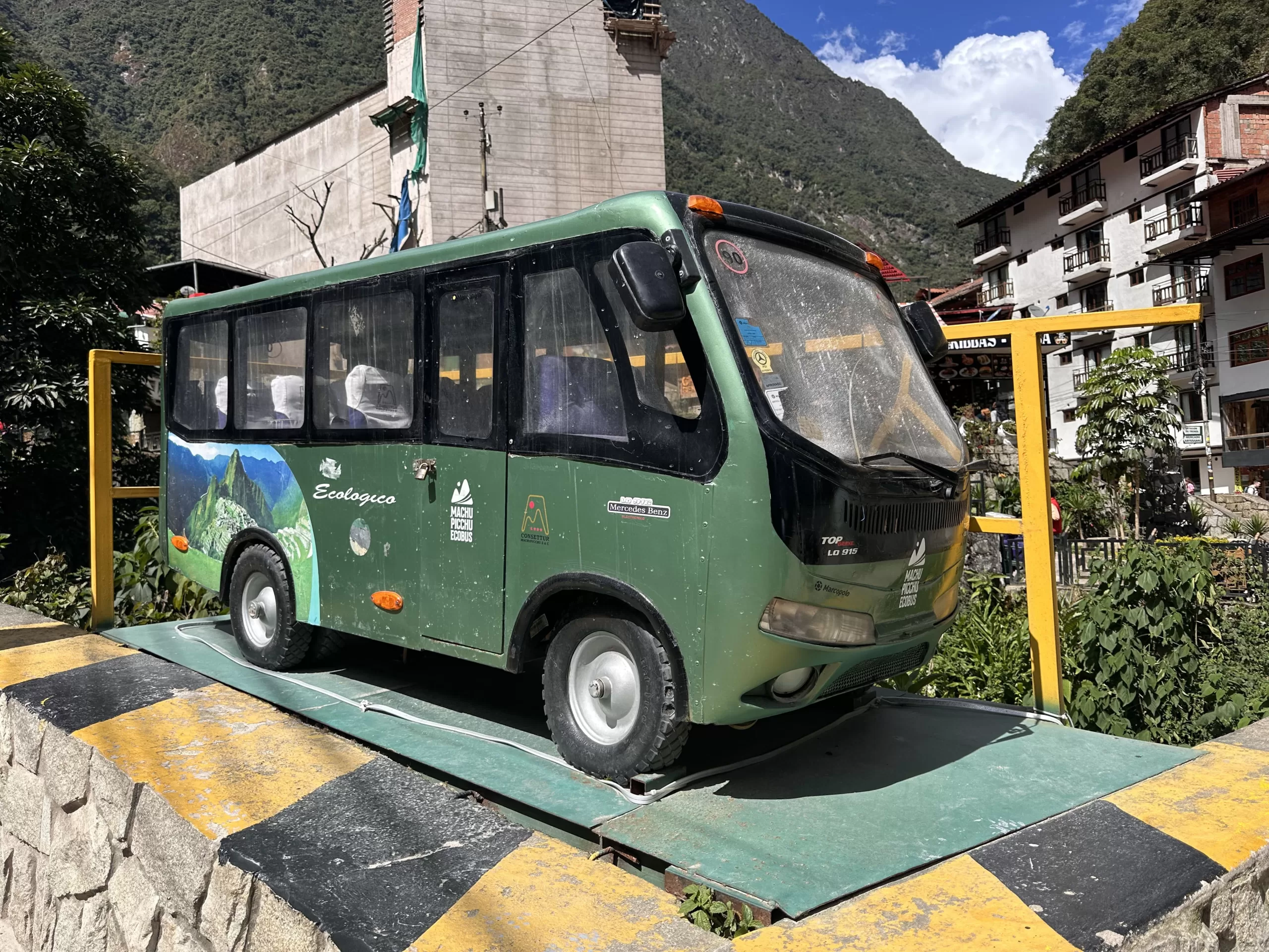 Estatua de autobús electrico en Aguas Calientes