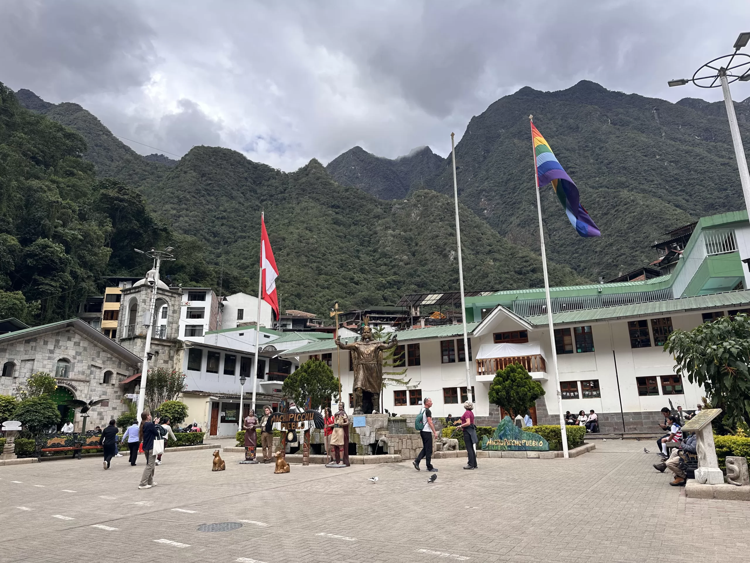 Plaza central de Aguas Calientes en Perú