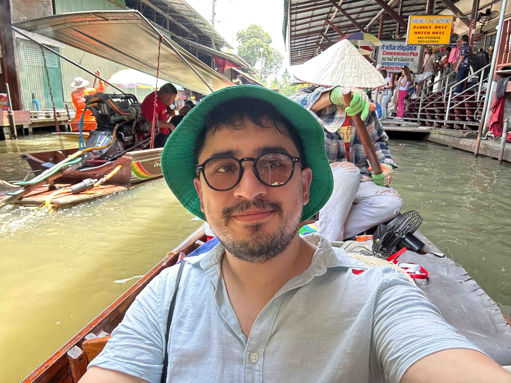 Subido en una barca en el Mercado Flotante Damnoen Saduak