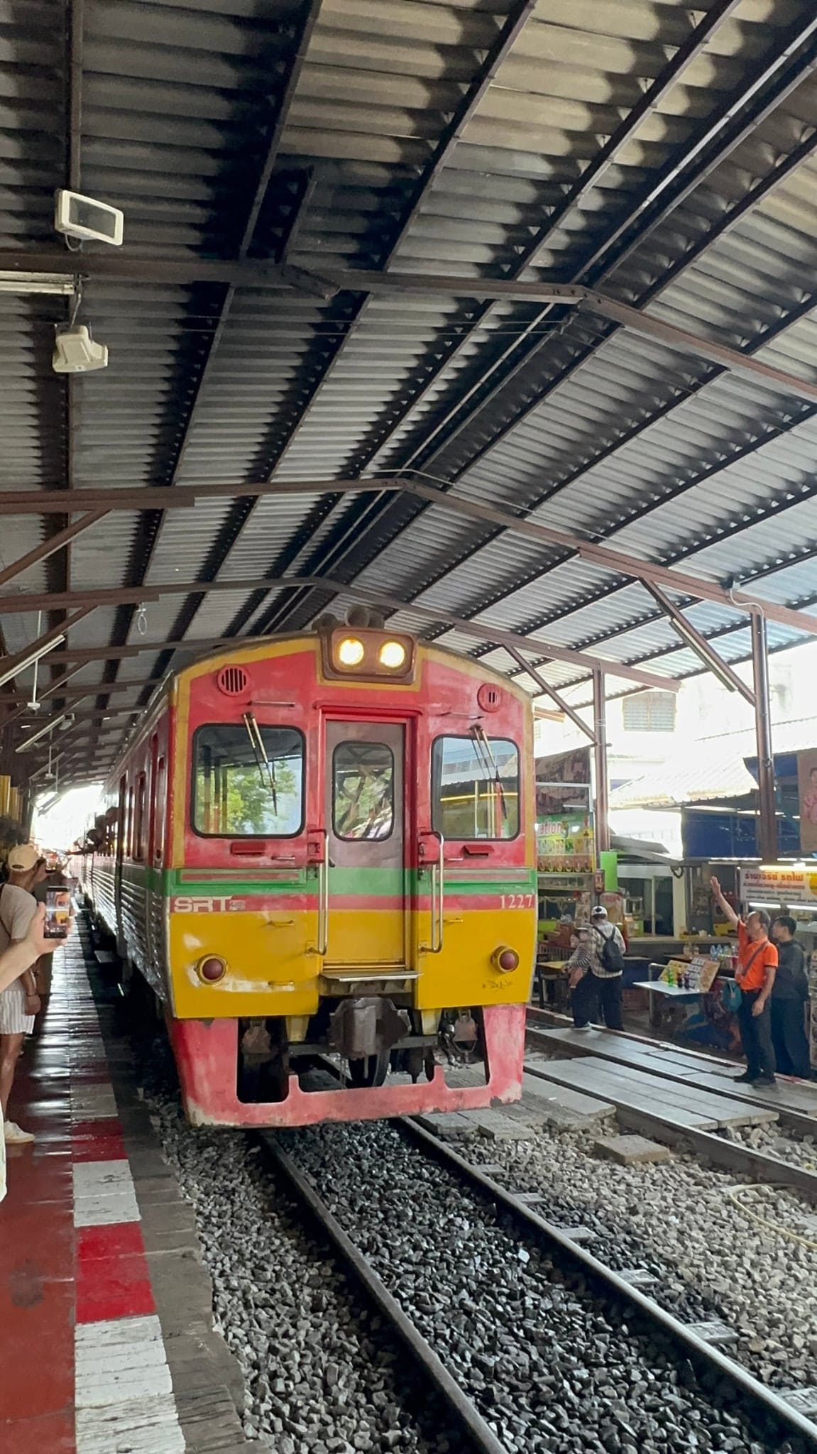 Llegada del tren en el Mercado del Tren (Mae Klong)