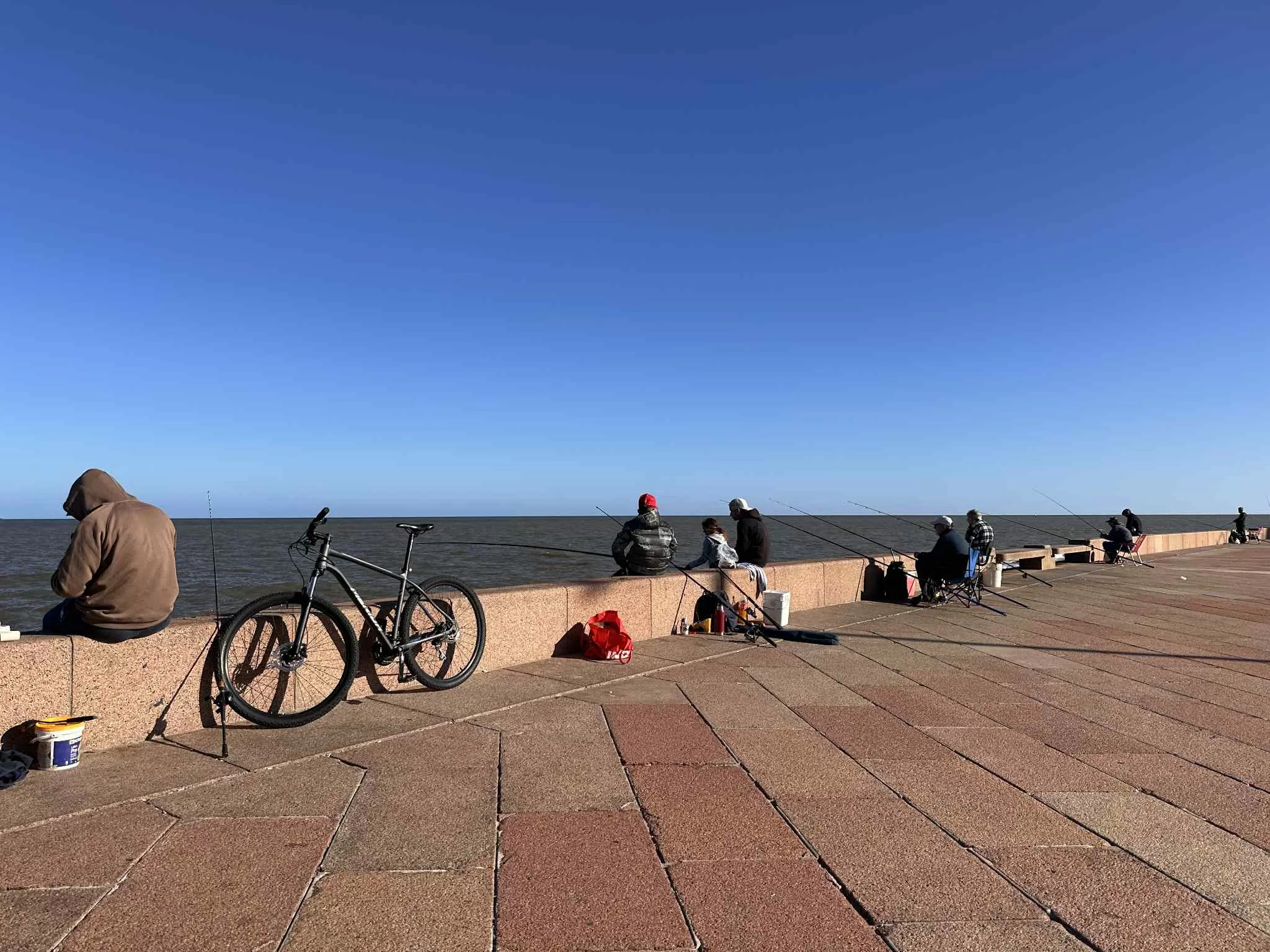 Gente pescando en Montevideo