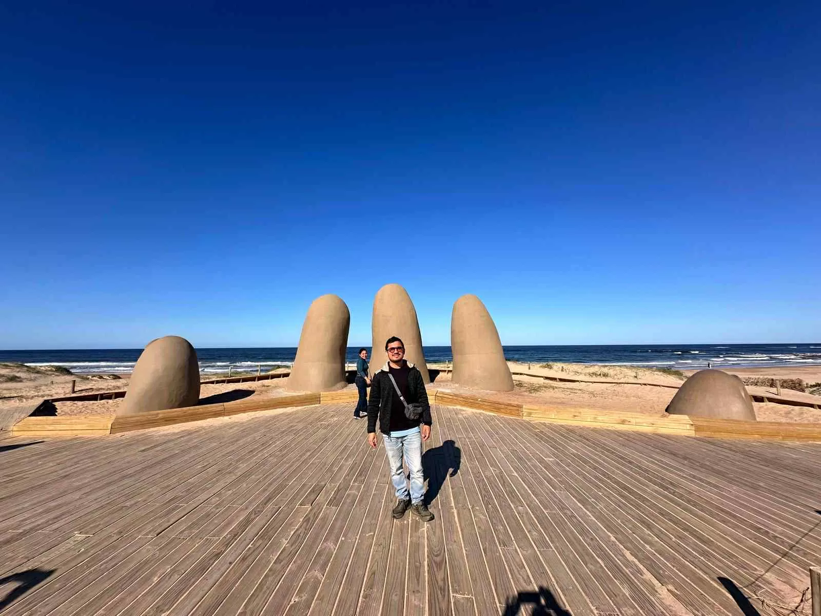 Playa Brava y la icónica escultura de “La Mano”
