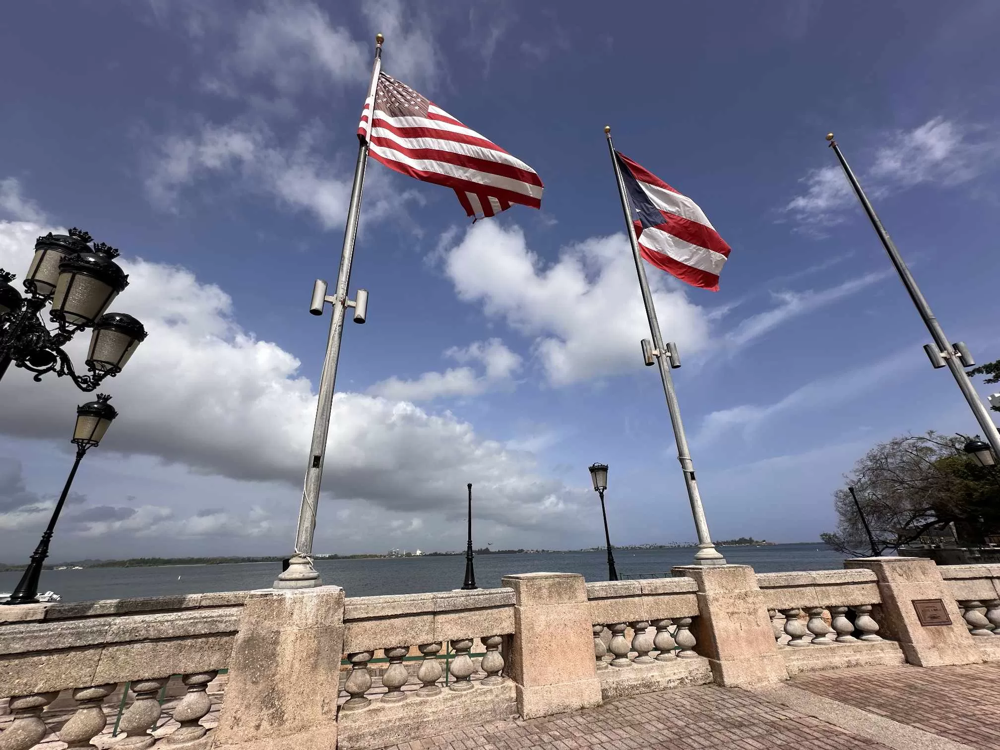 Banderas de Puerto Rico y Estados Unidos