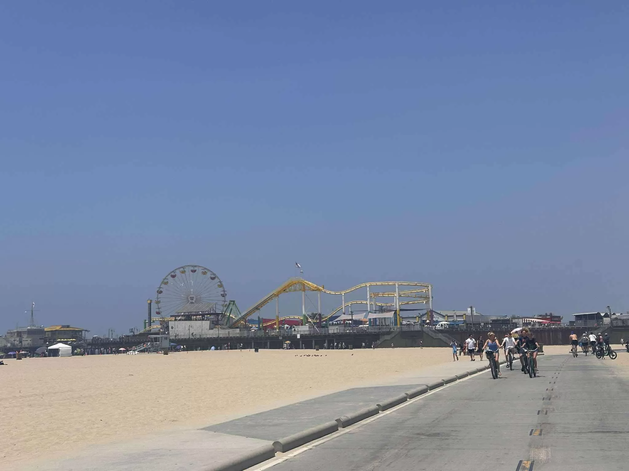 Pasear en bicicleta por la playa