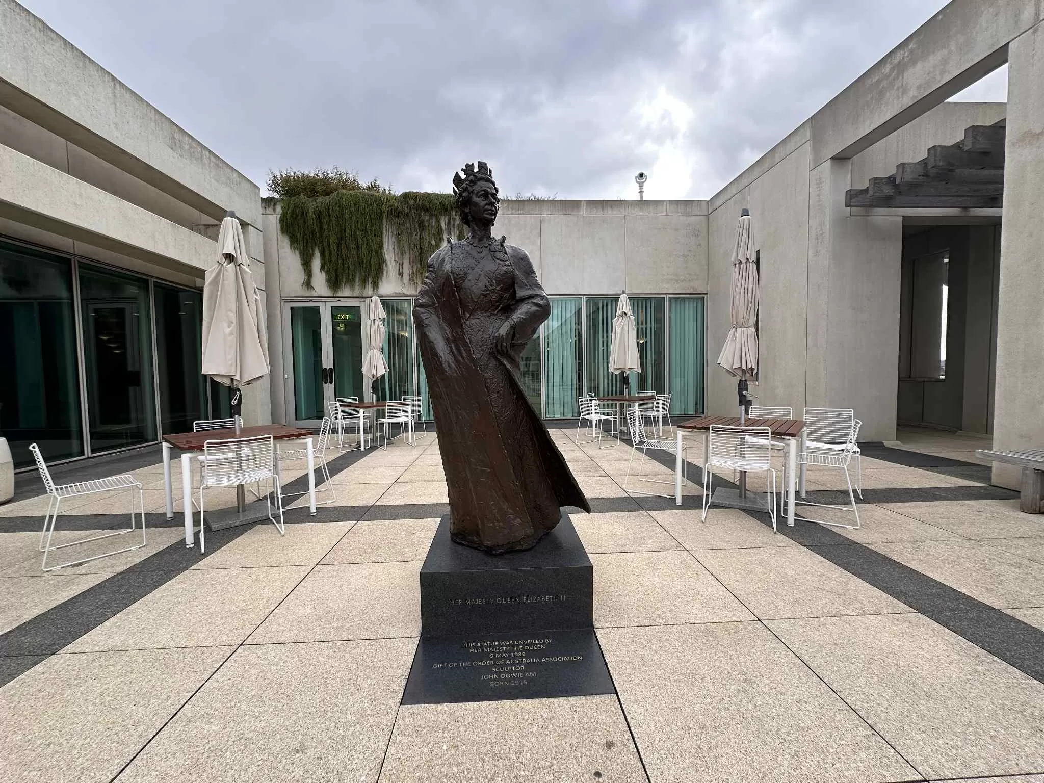 Queen Elisabeth II statue in Canberra