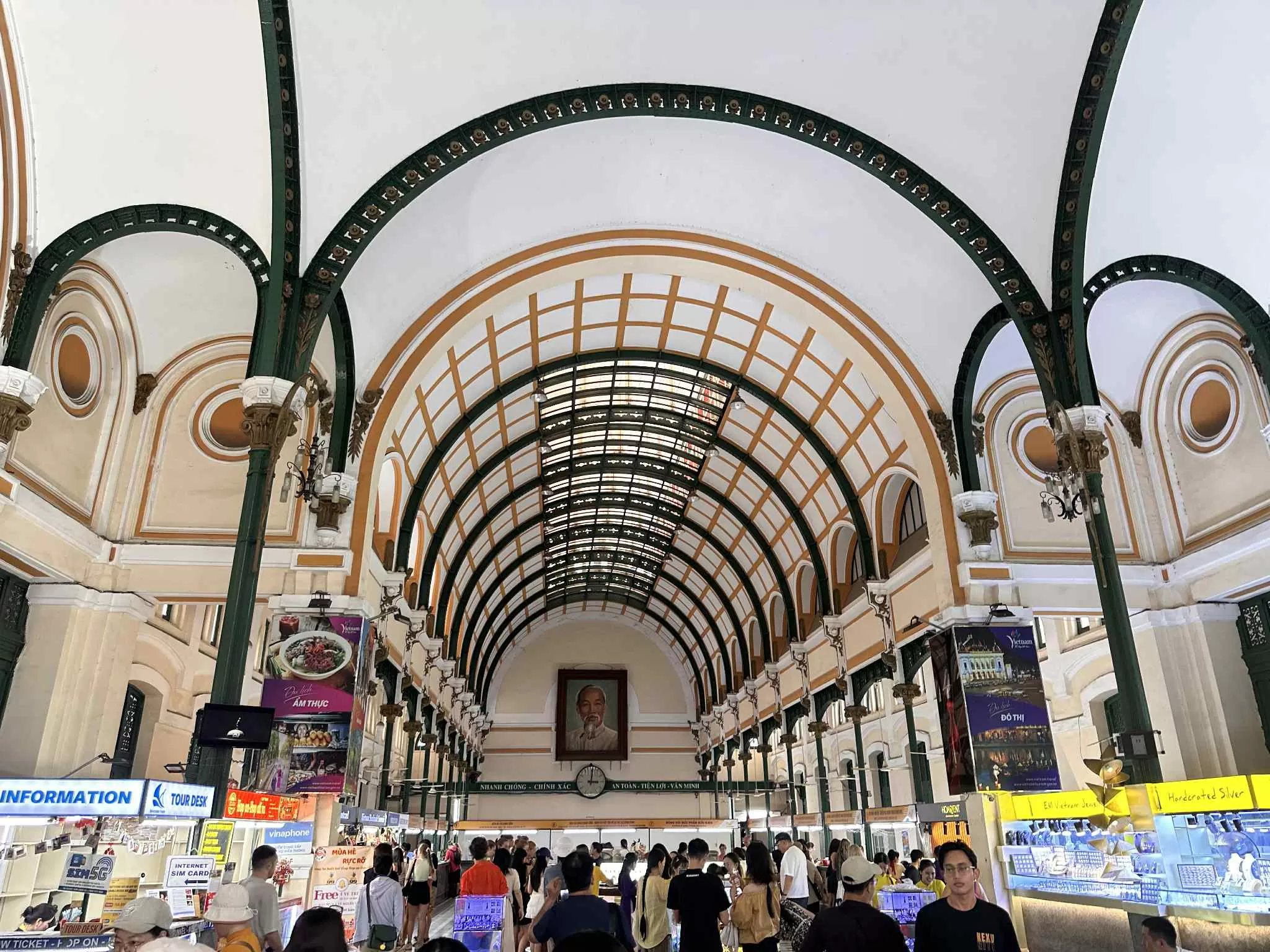 Interior de Oficina Central de Correos en Ho Chi Minh Saigon