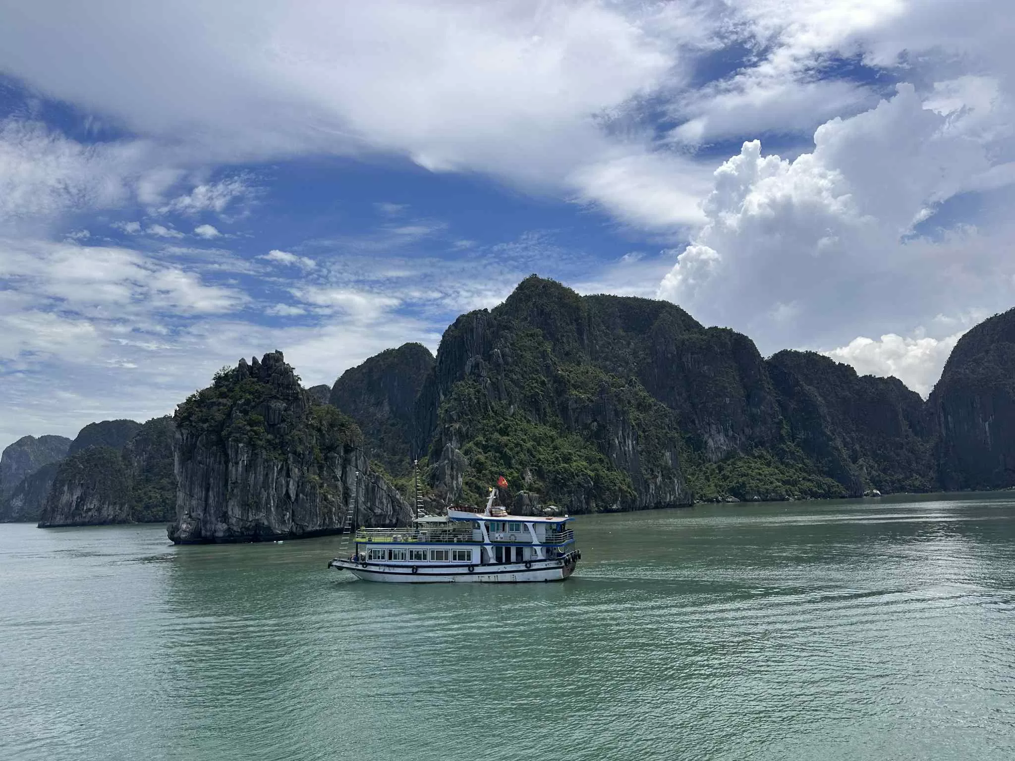 Paseo en bote por la bahía de Ha Long en Vietnam