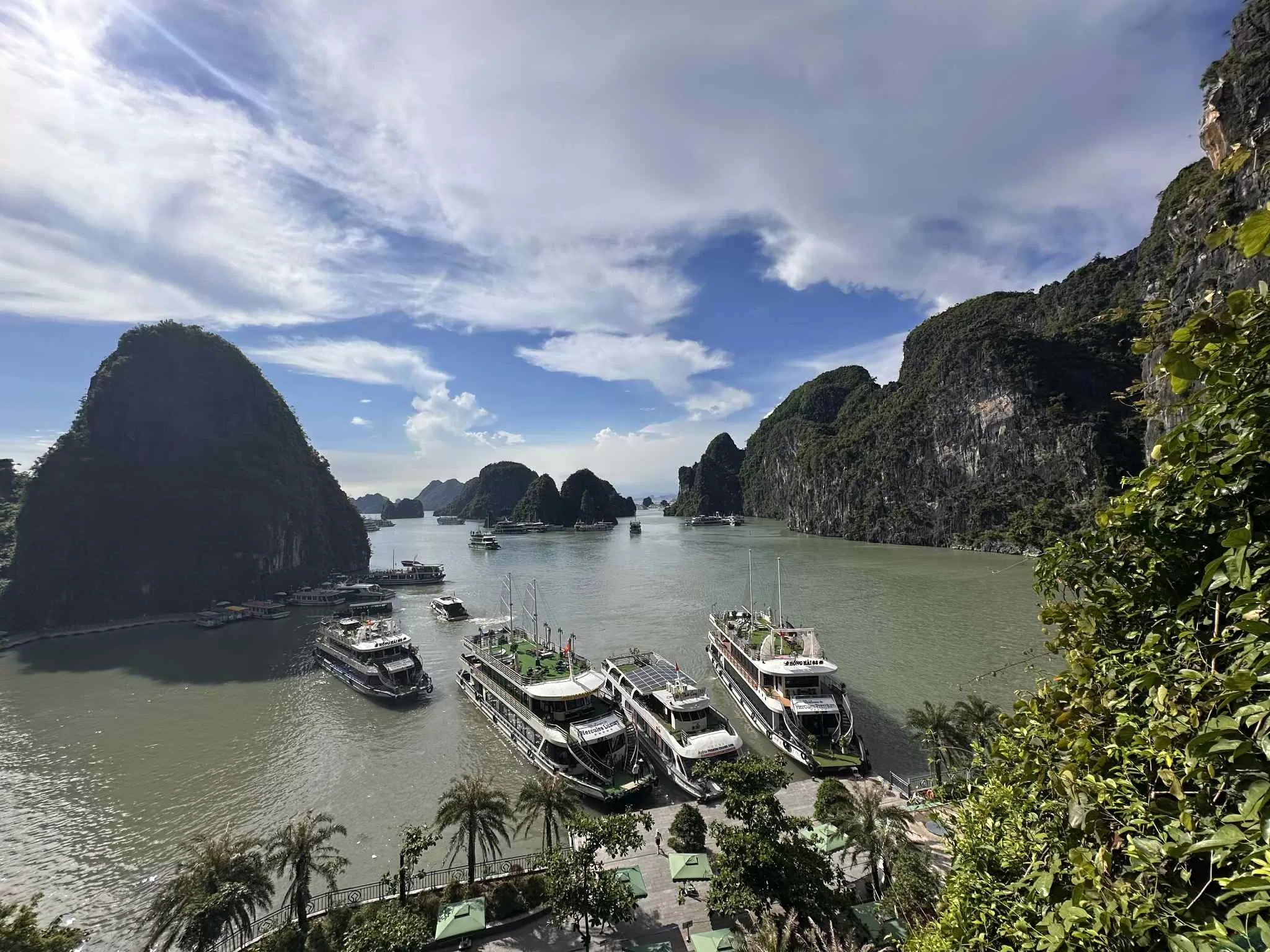 Viewpoints in Ha Long bay