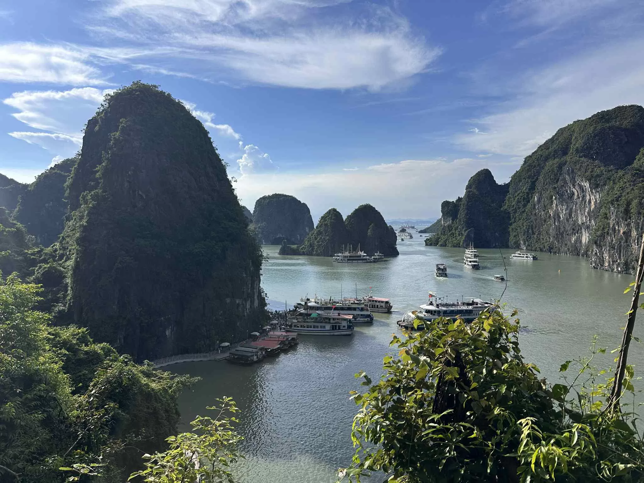 ¿Dónde se encuentra la bahía de Ha Long y por qué es tan especial?