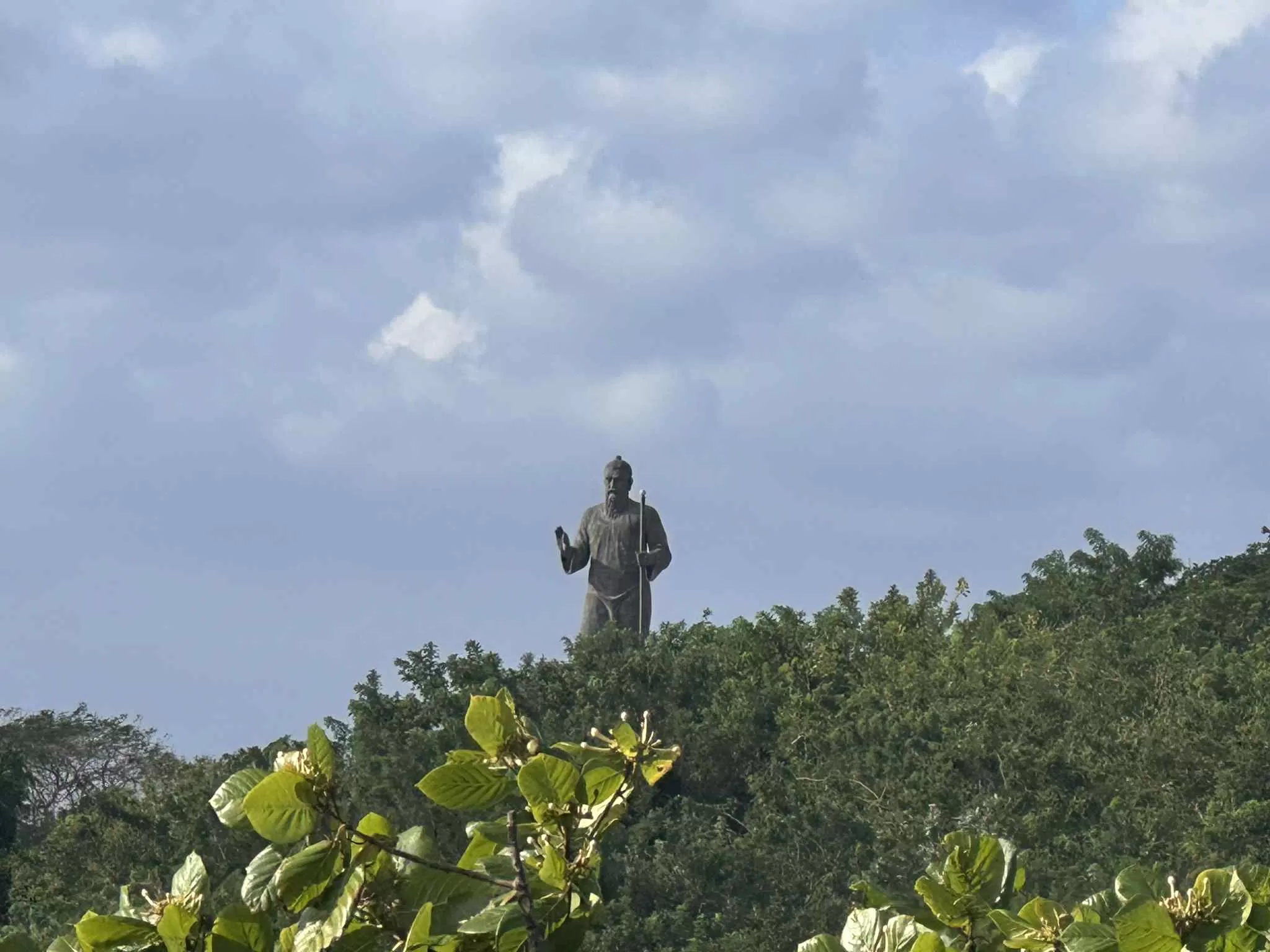 Gran estatua en el templo de Bali