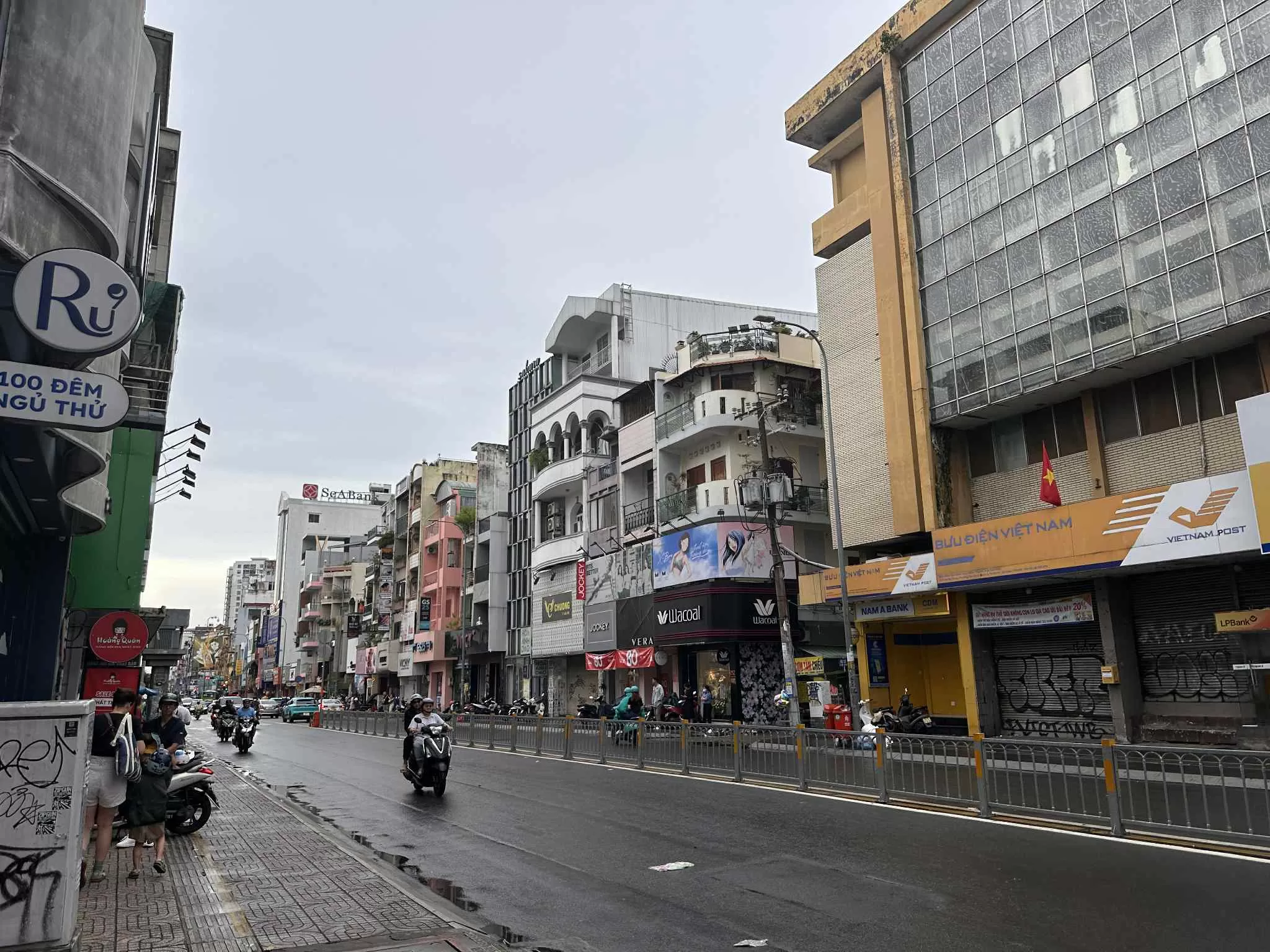 Pasear por las calles de la ciudad de Ho Chi Minh en Vietnam