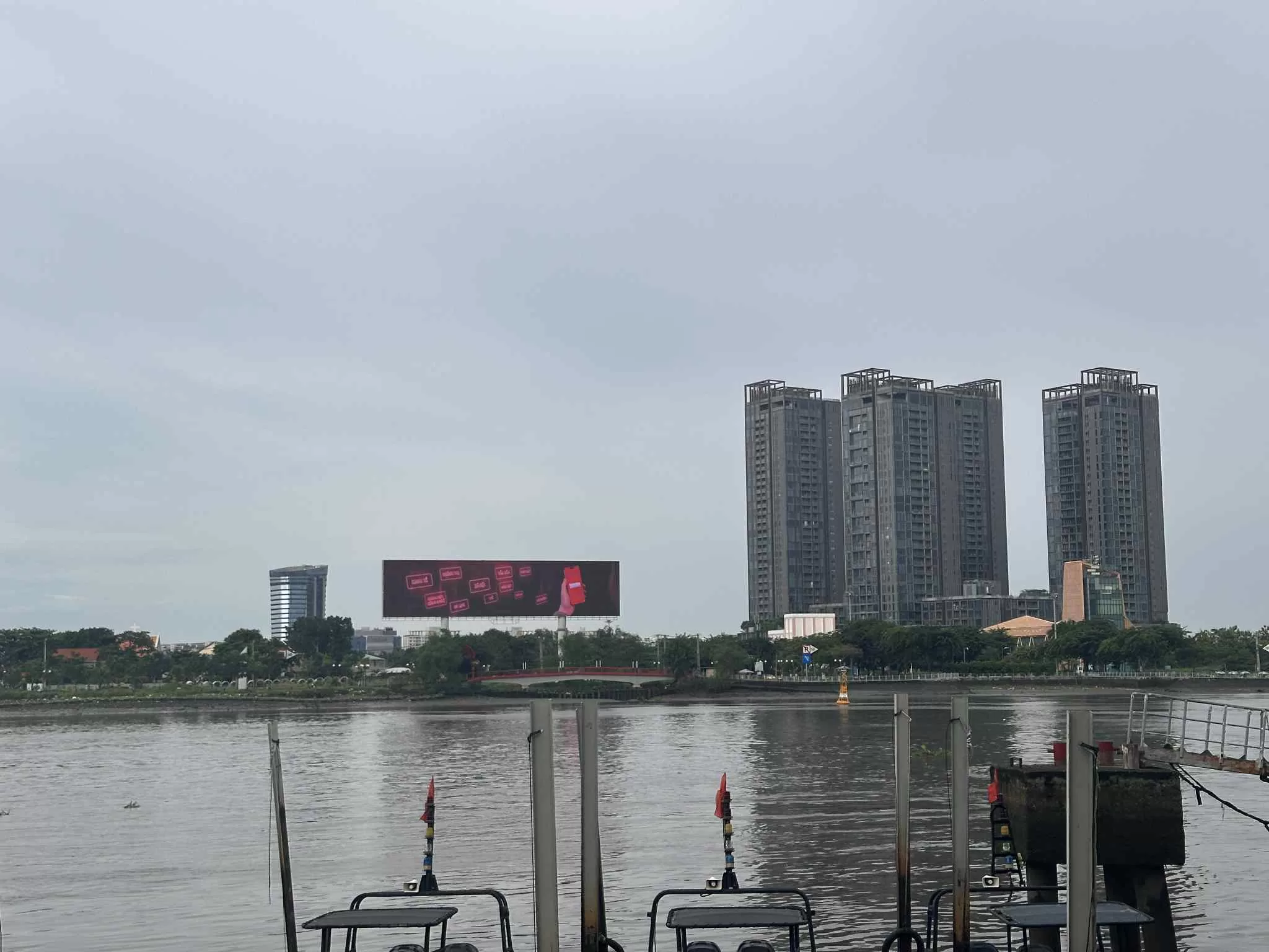 Pasear al lado del río en Ho Chi Minh en Saigon