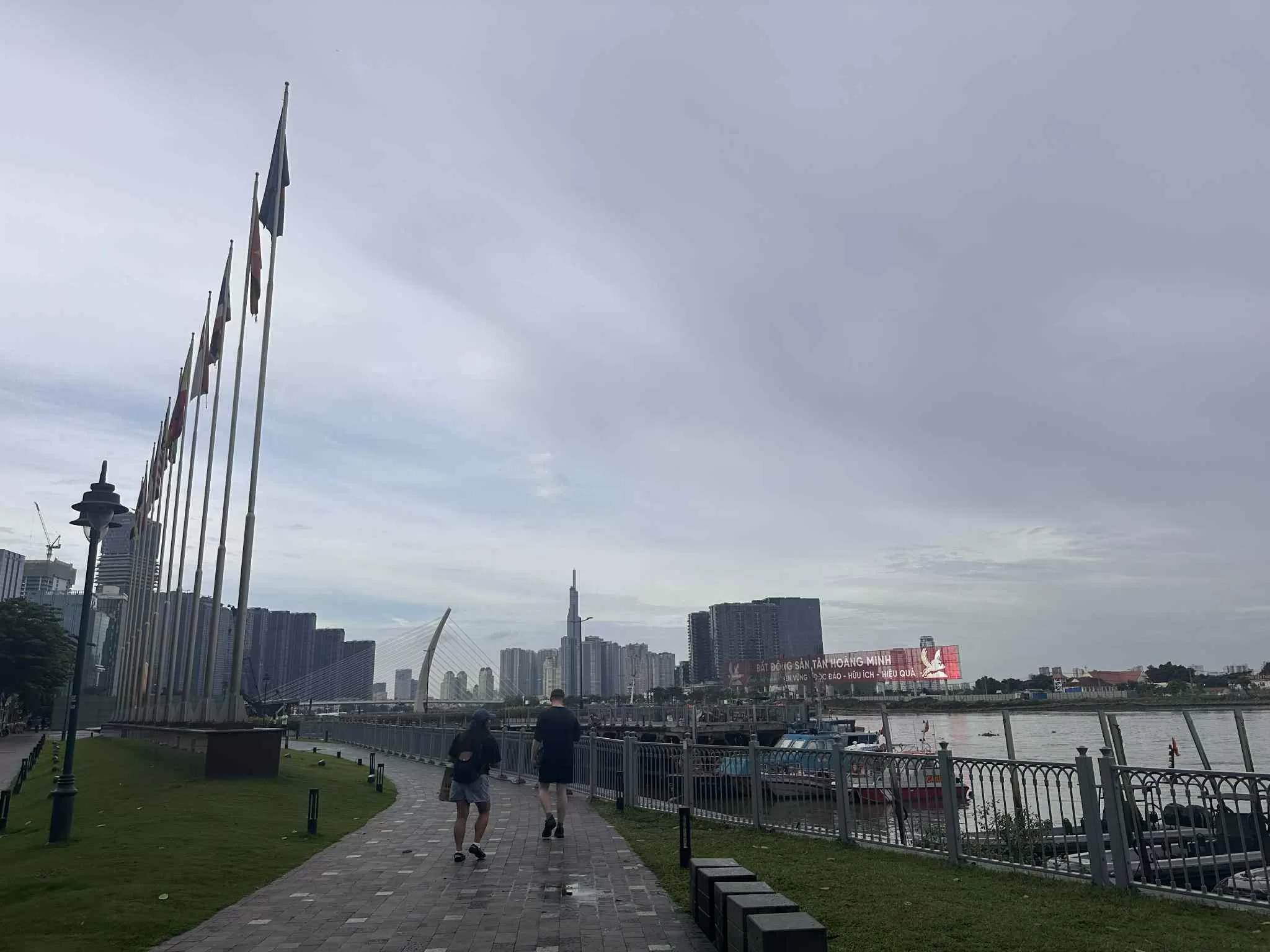 Pasear al lado del río en Ho Chi Minh en Vietnam