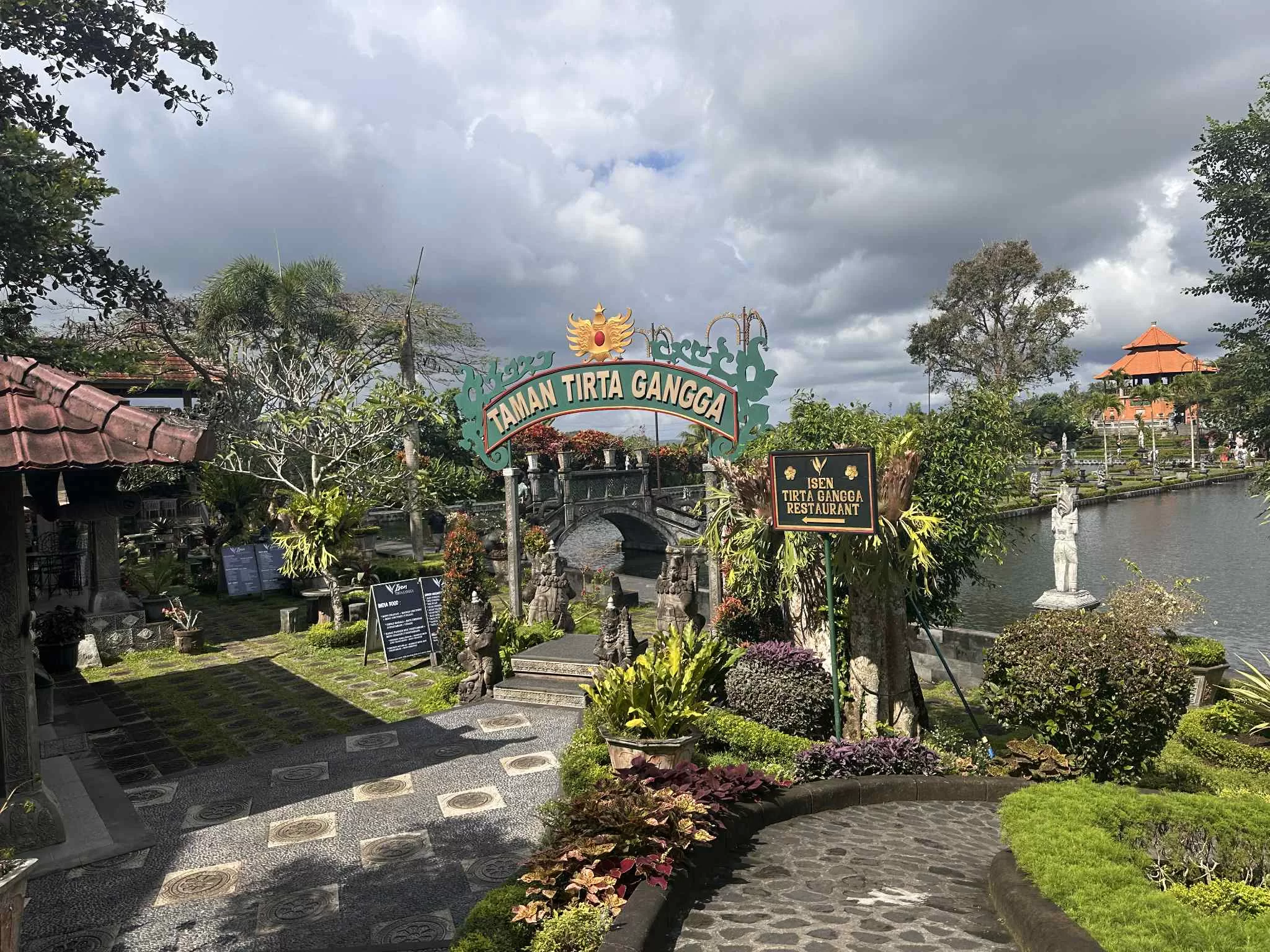 Entrada al Taman Tirta Gangga en Indonesia