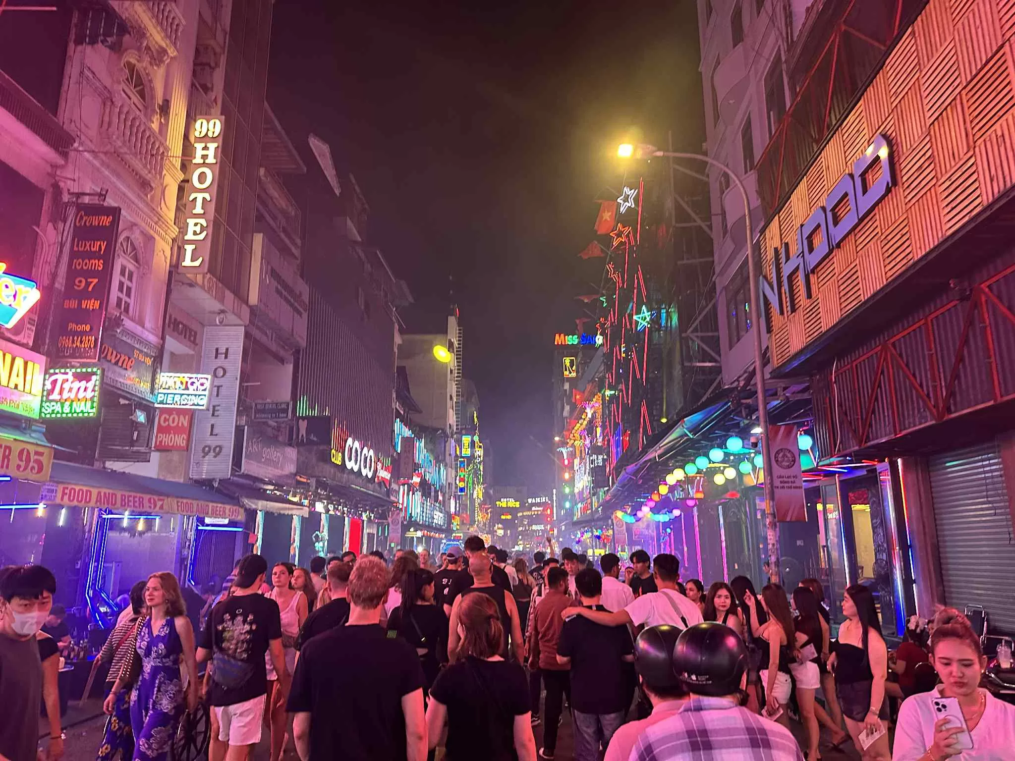 Visitar la calle de lado fiesta Bui Vien