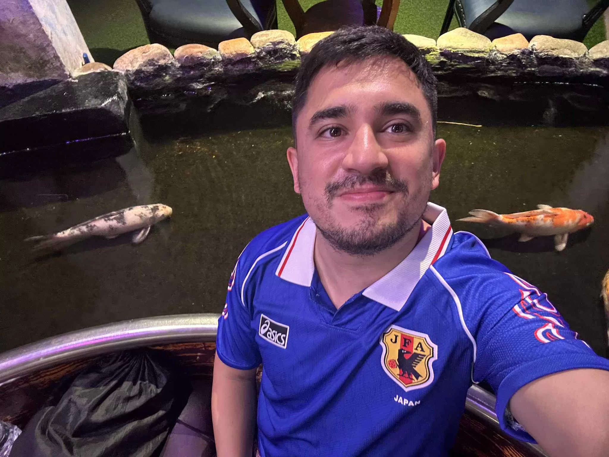 Visitar el café con peces Koi