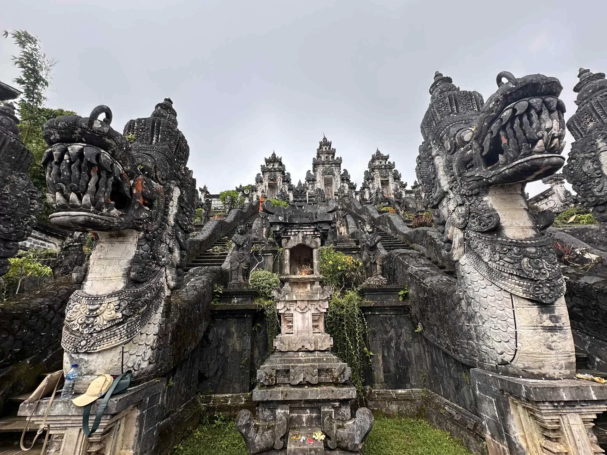 Estatuas en el templo de las Puertas del cielo (Templo Lempuyang)