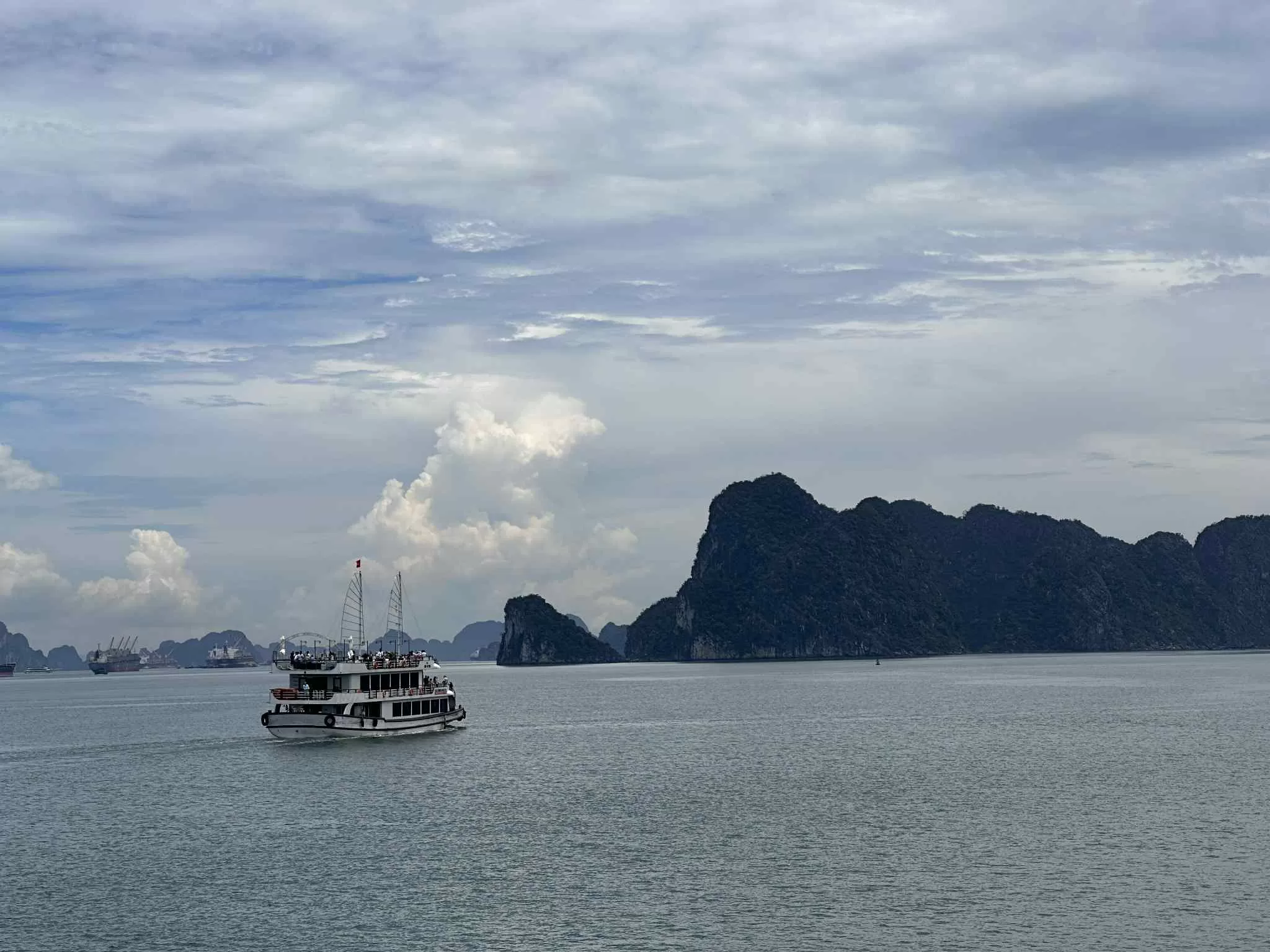 Navegar entre las islas del norte de Vietnam