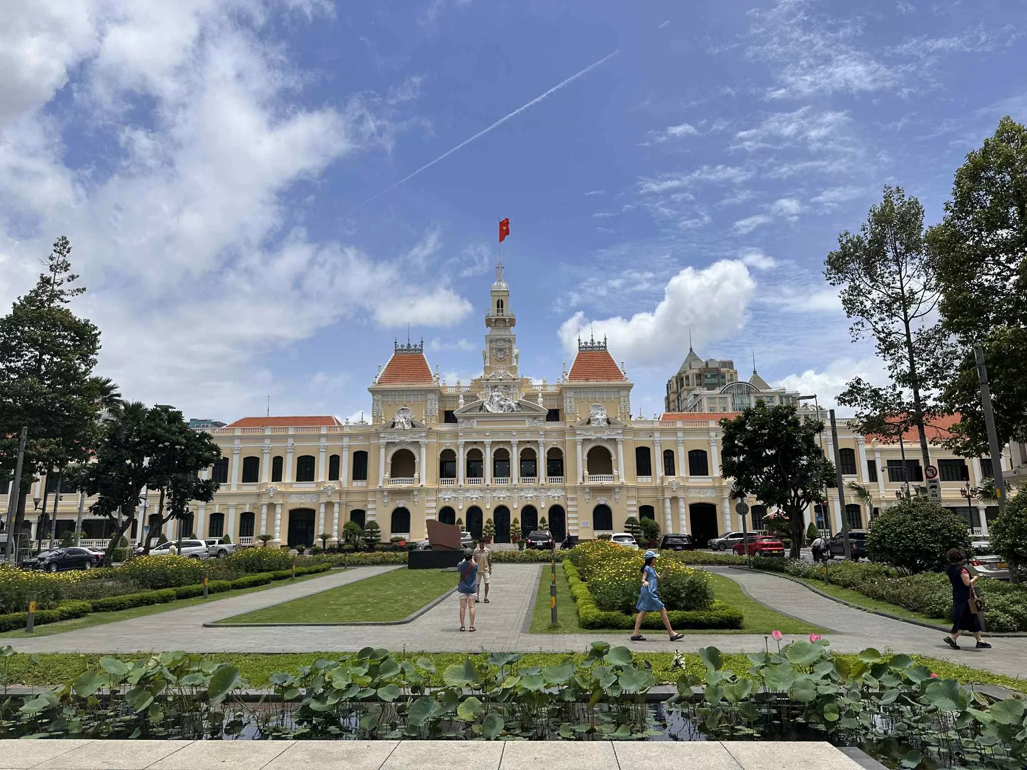 Calle Nguyen Hue y Ayuntamiento en Ho Chi Minh Saigon