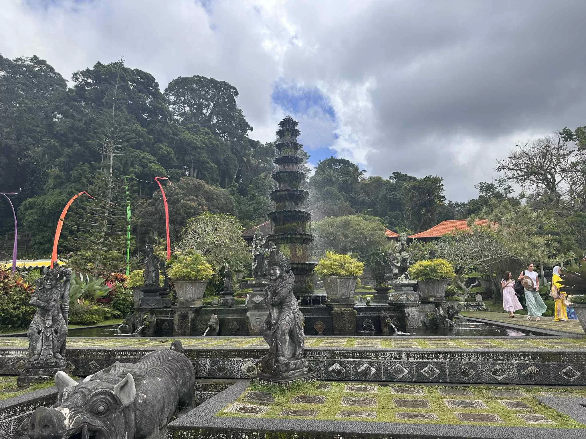 Fuente en Tirta Gangga en Bali