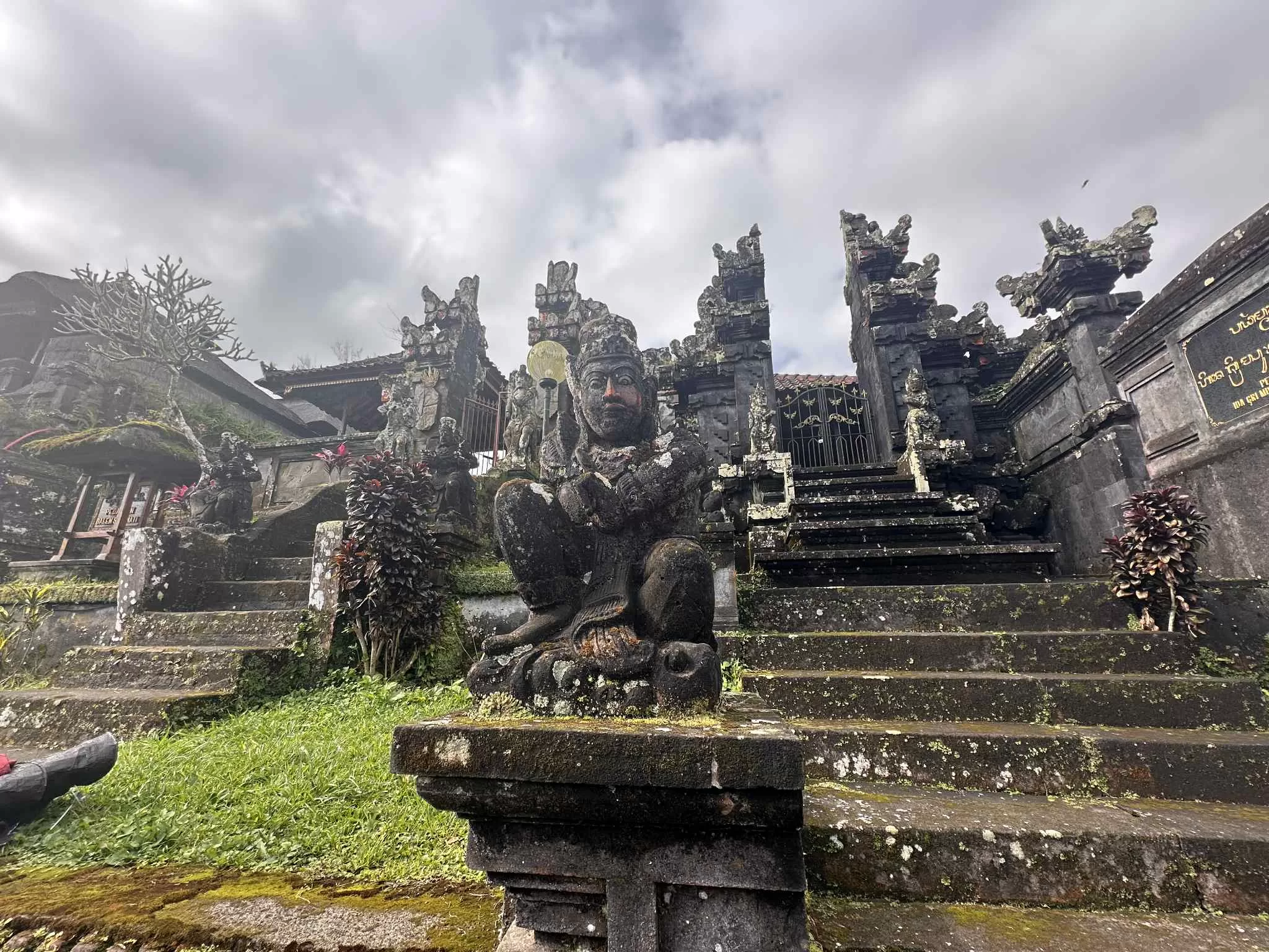 Estatuas interesantes en el Templo Madre de Besakih