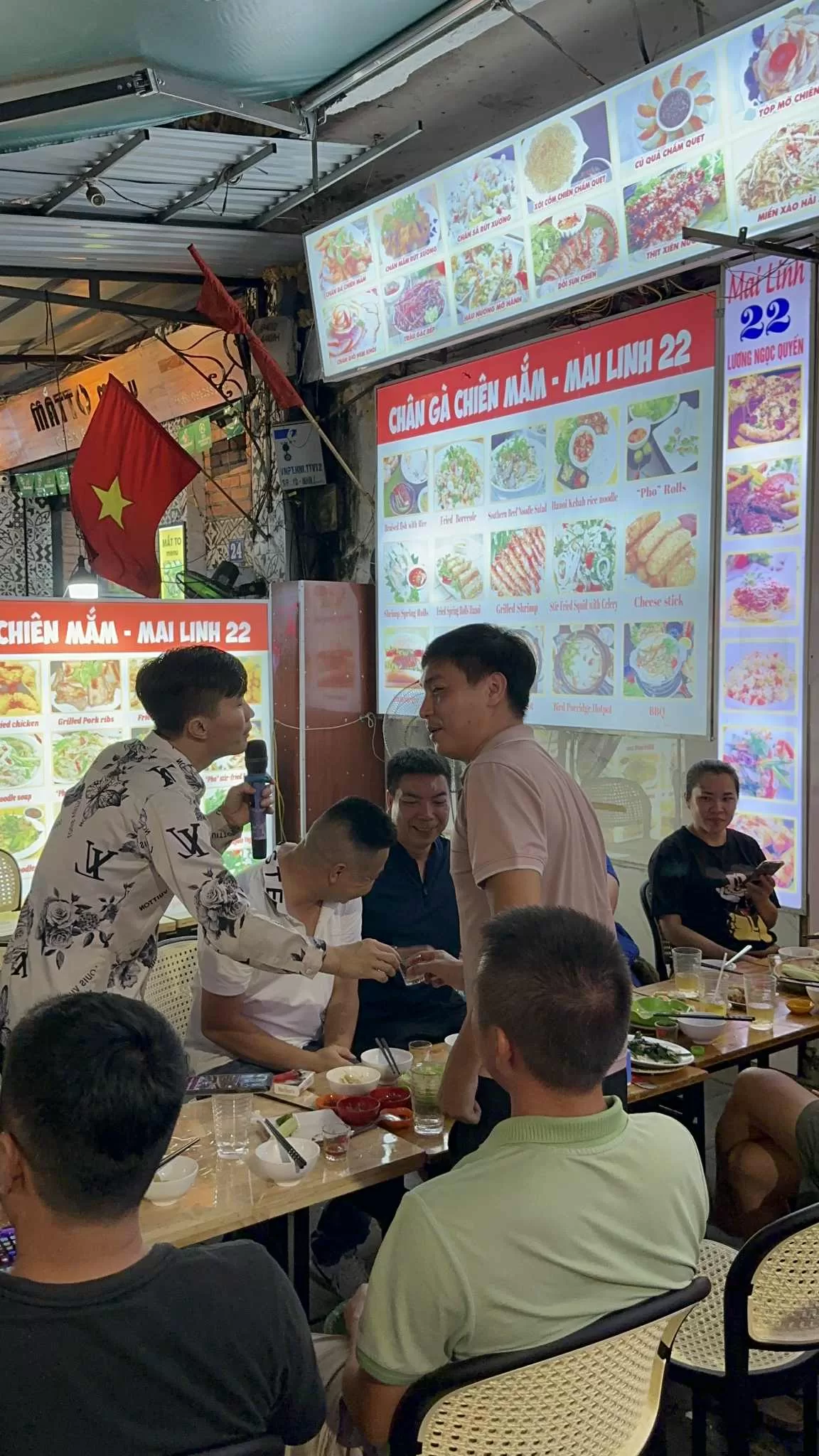 Karaoke en un restaurante vietnamita - Comida típica en Vietnam