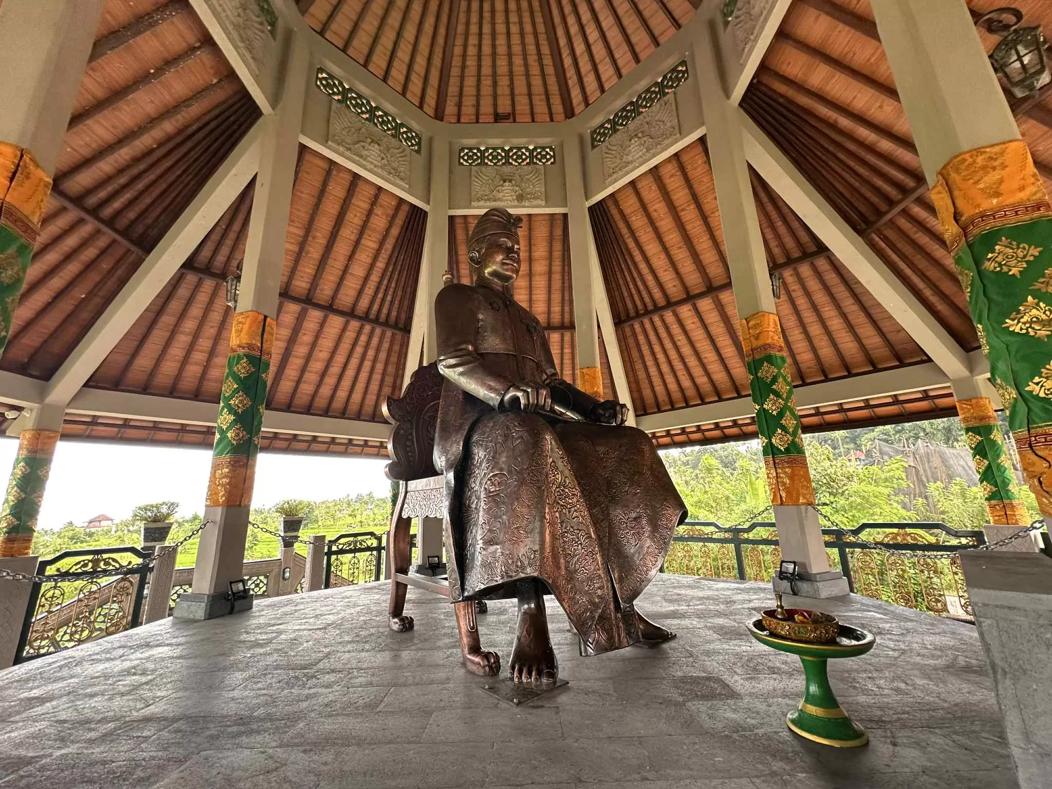 Estatua gigante en el palacio del agua