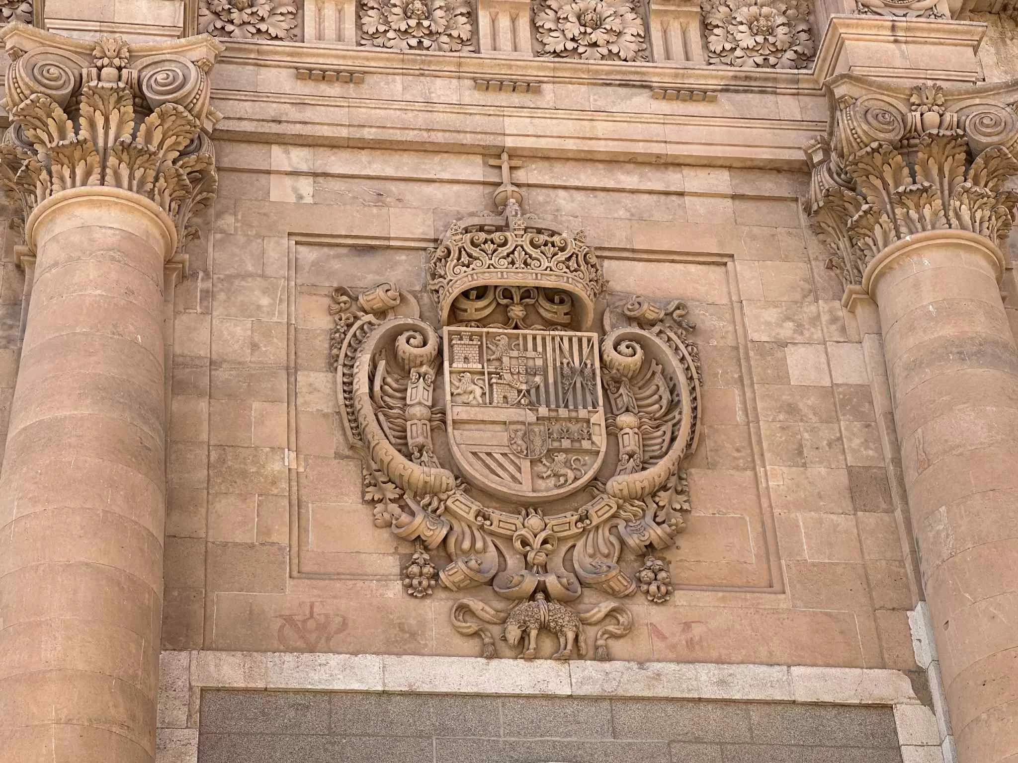 Escudo de armas en la catedral de la ciudad