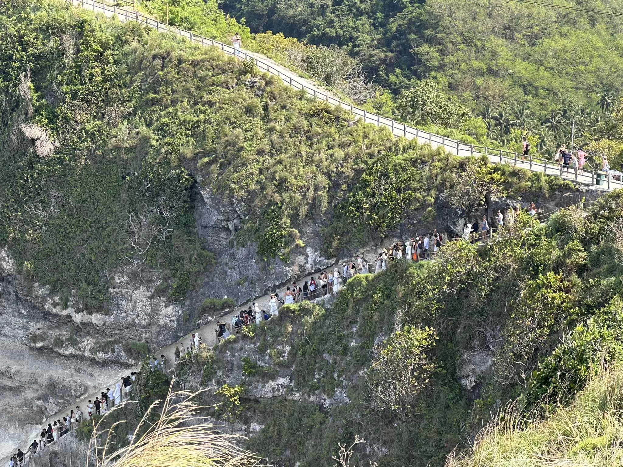 Filas para descender a la playa Diamond en Bali