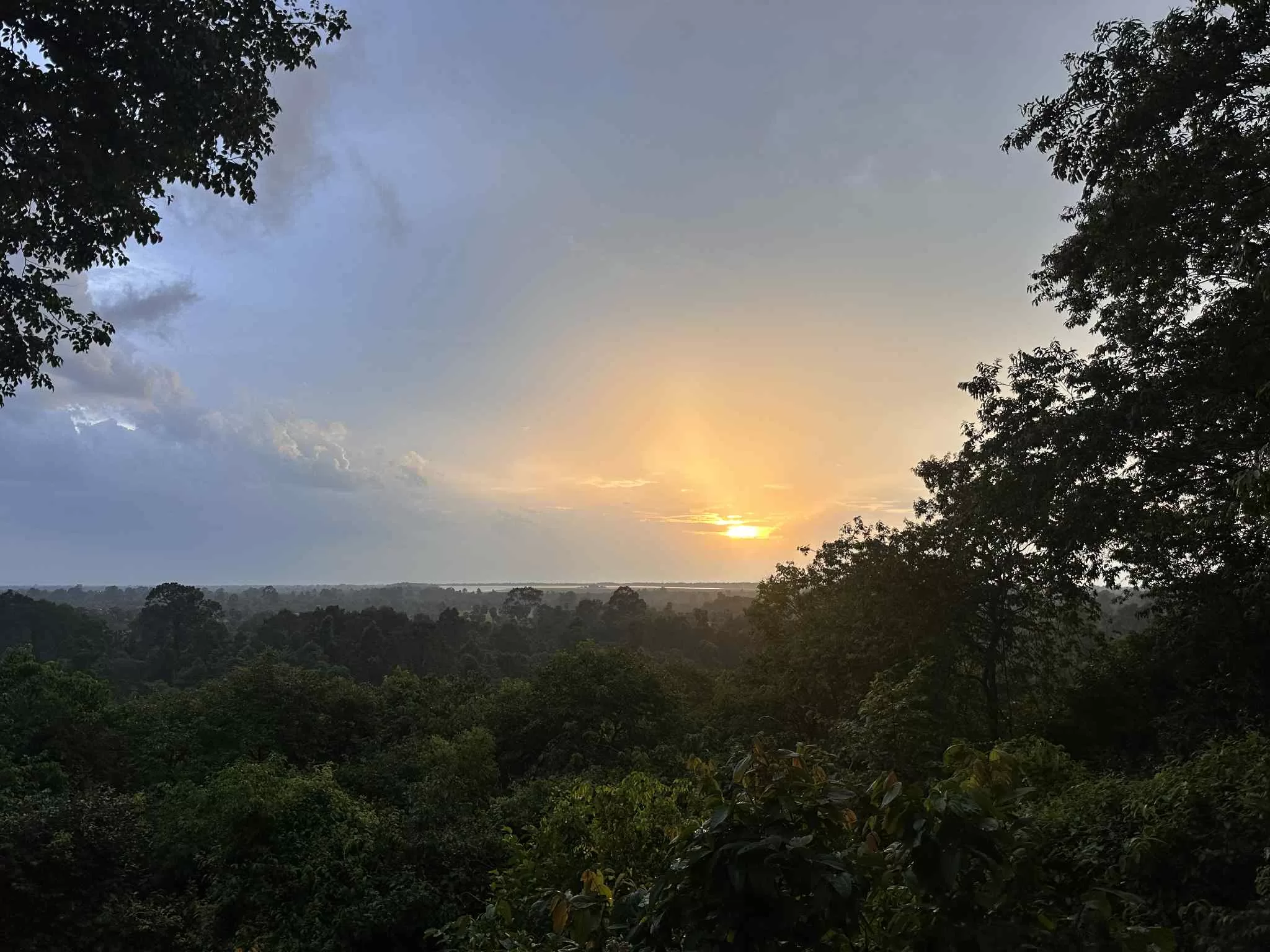 Atardecer en el templo de Phnom Bakheng en Camboya