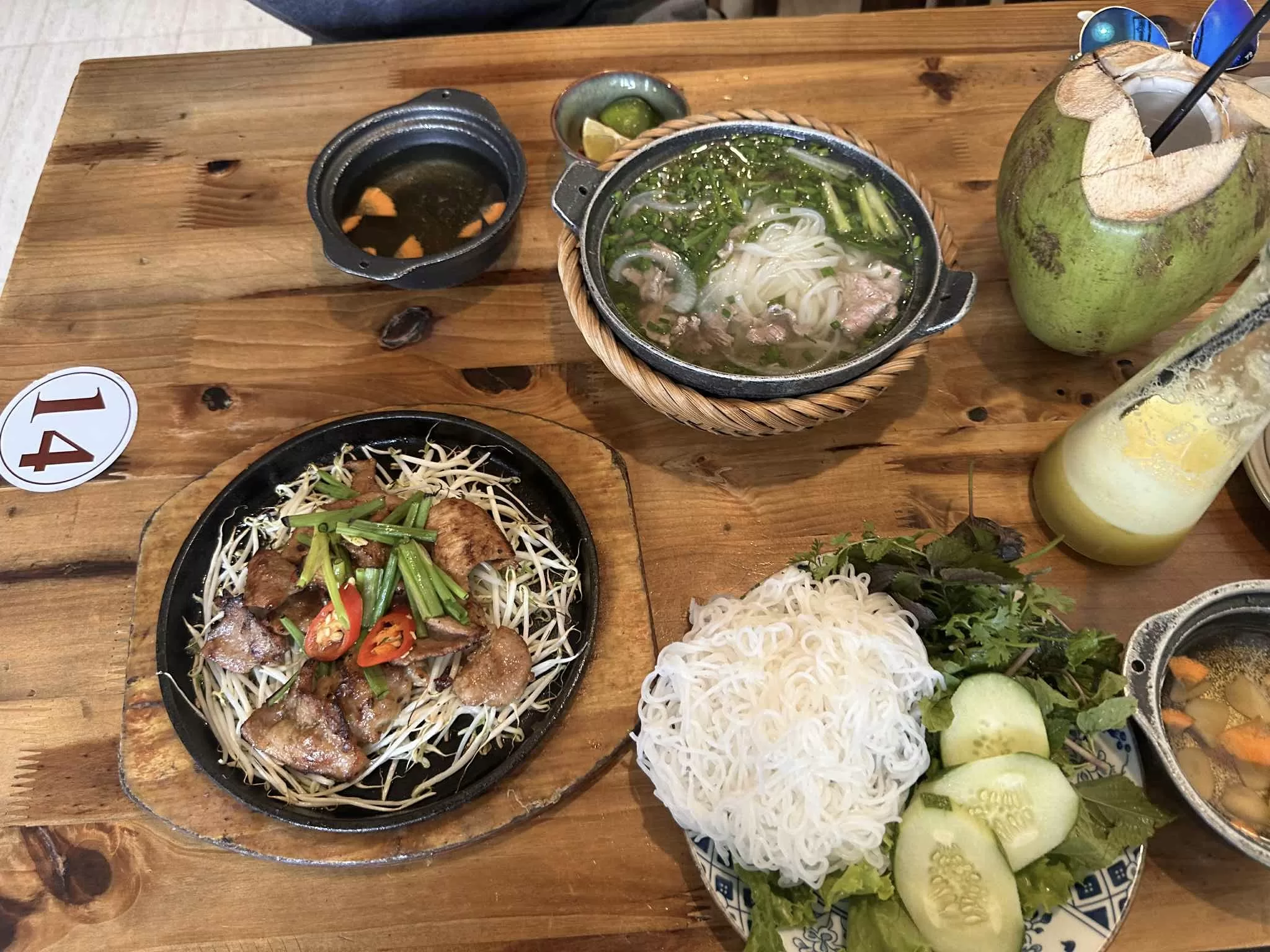 Bún chả (cerdo a la parrilla con fideos)