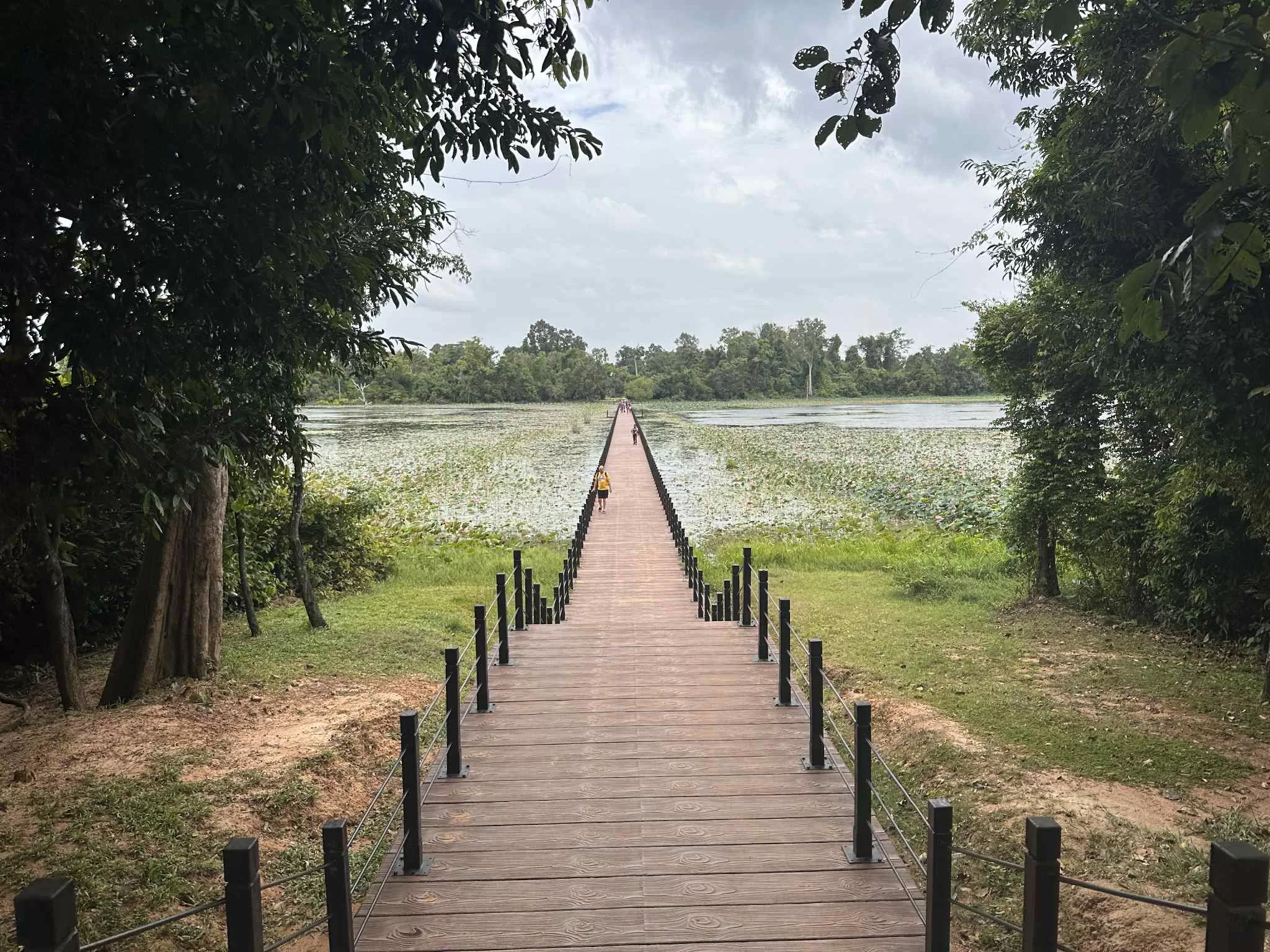 Lago al rededor del templo en Camboya