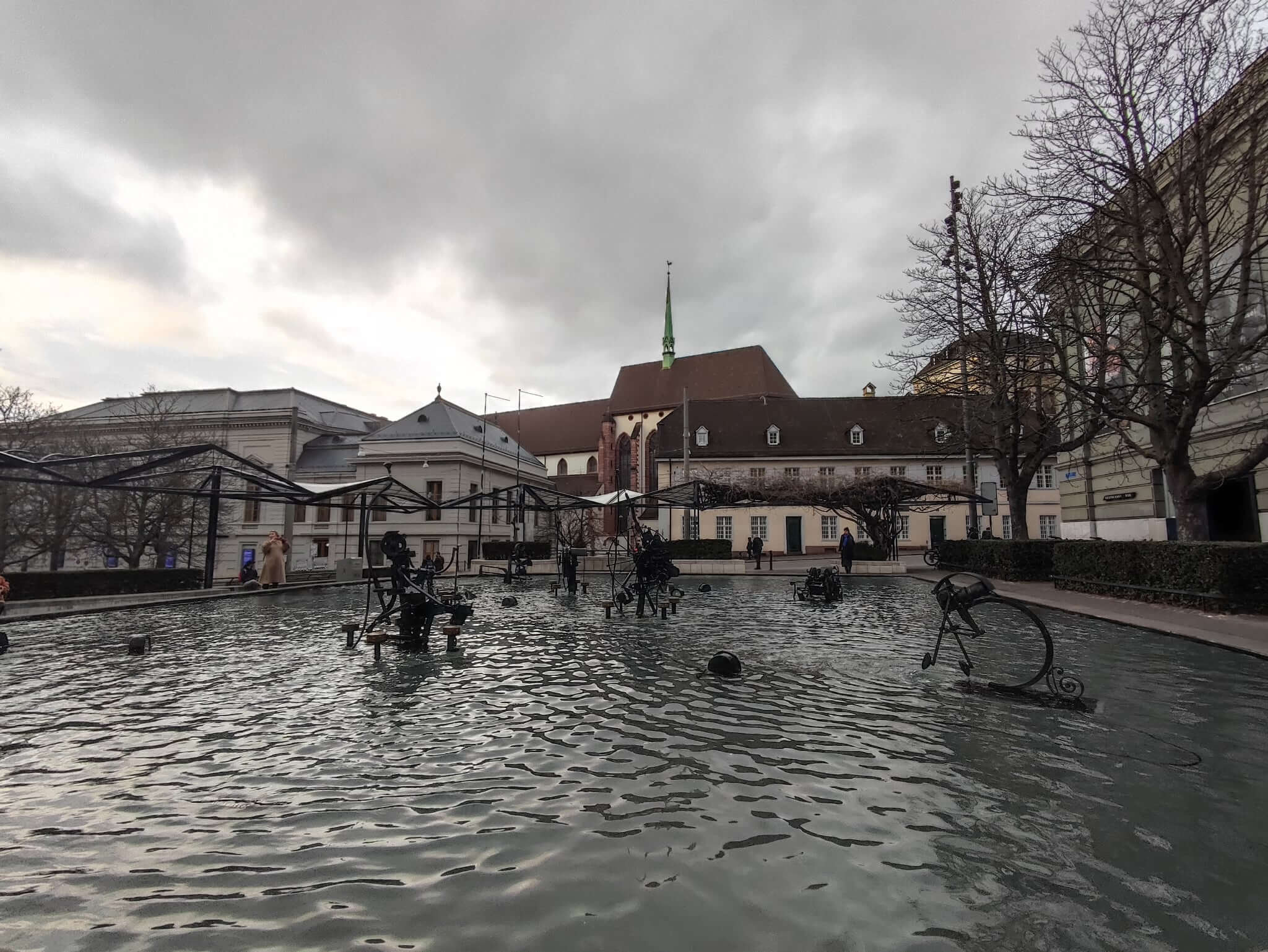 Esculturas en la Fuente de Tinguely