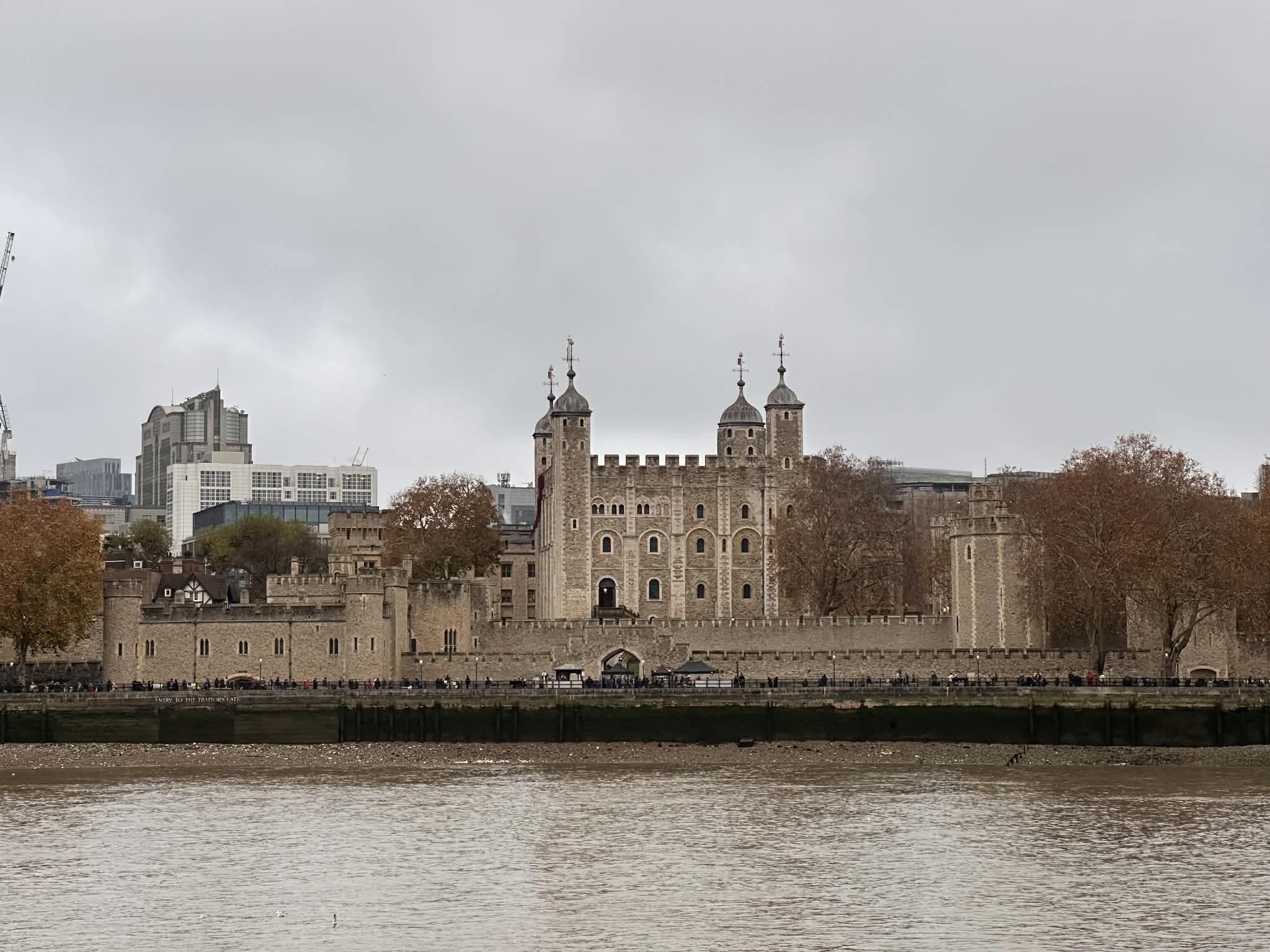 Torre de londres junto al río Tamesis